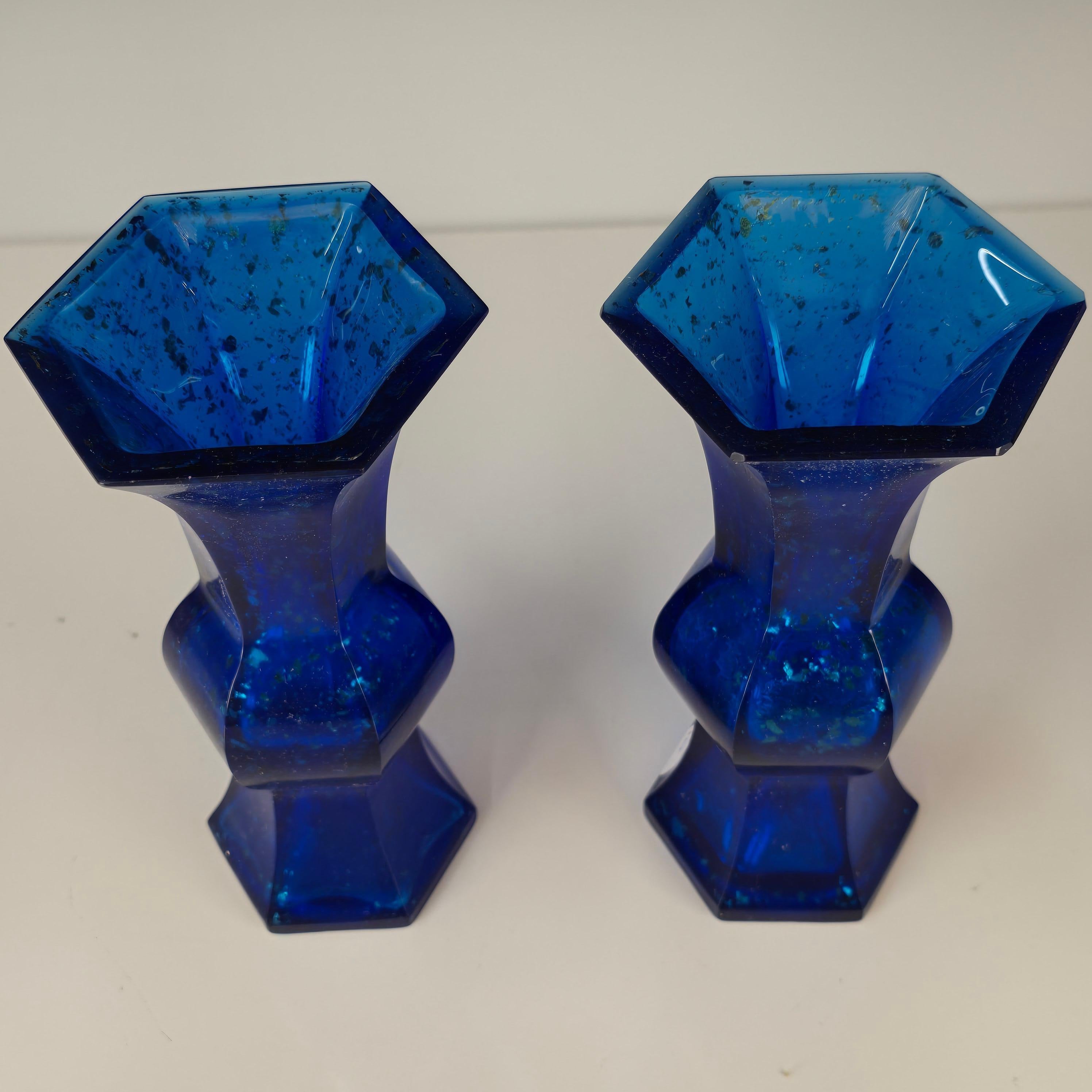 Coppia di vasi cinesi in vetro blu di Pechino con inclusioni d'argento in vendita 5