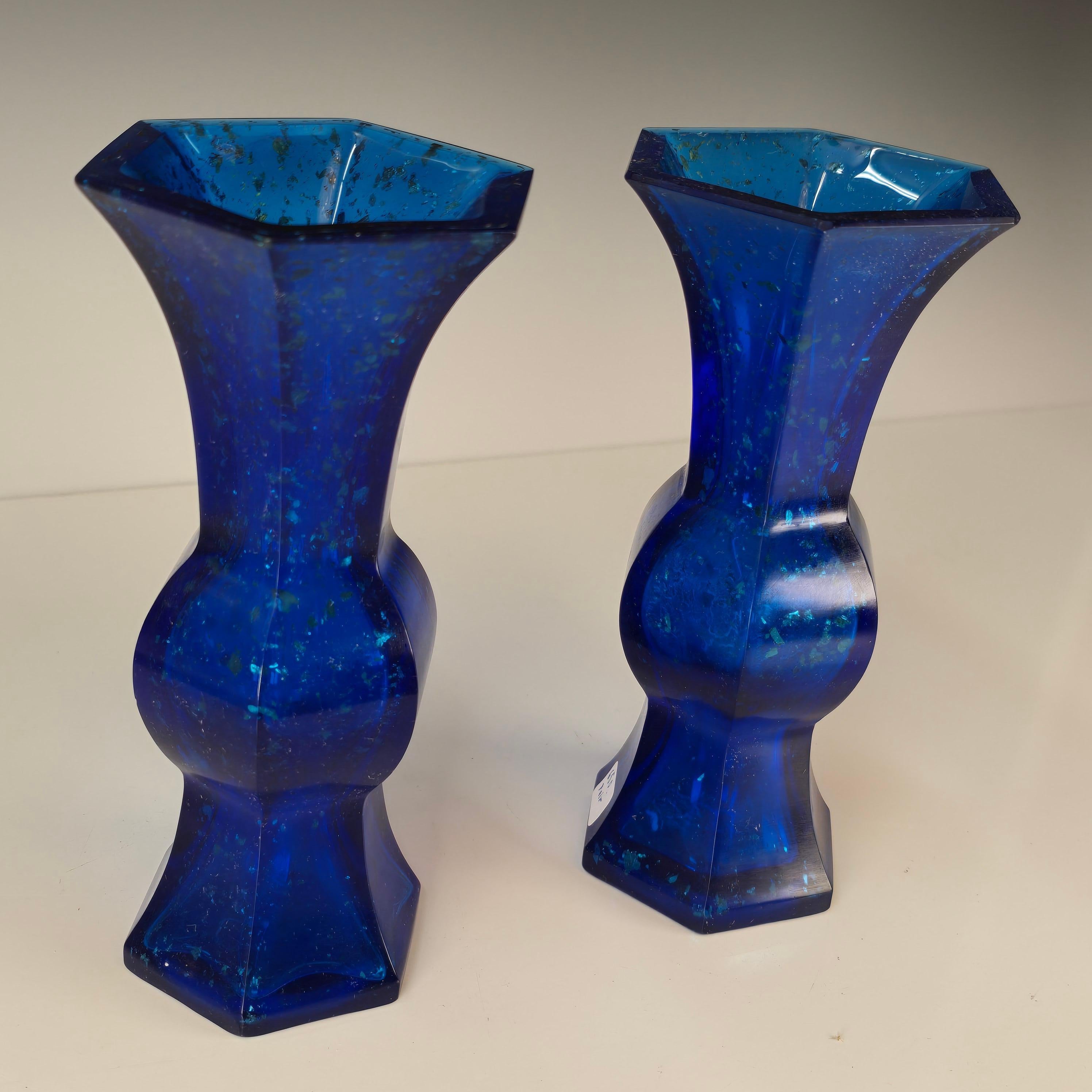 Coppia di vasi cinesi in vetro blu di Pechino con inclusioni d'argento in vendita 6