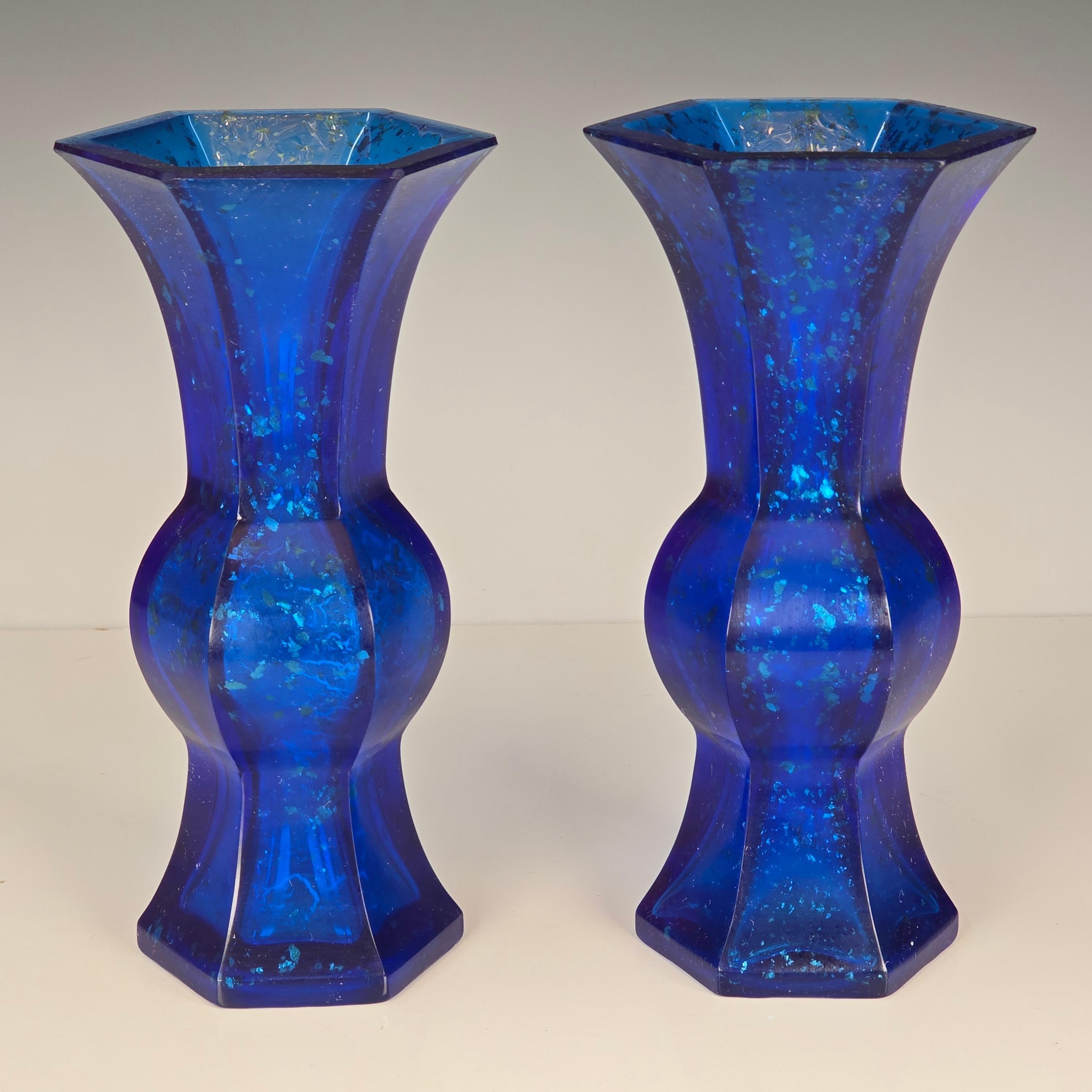 Coppia di bellissimi vasi cinesi in vetro di Pechino blu cobalto con inclusioni d'argento.   