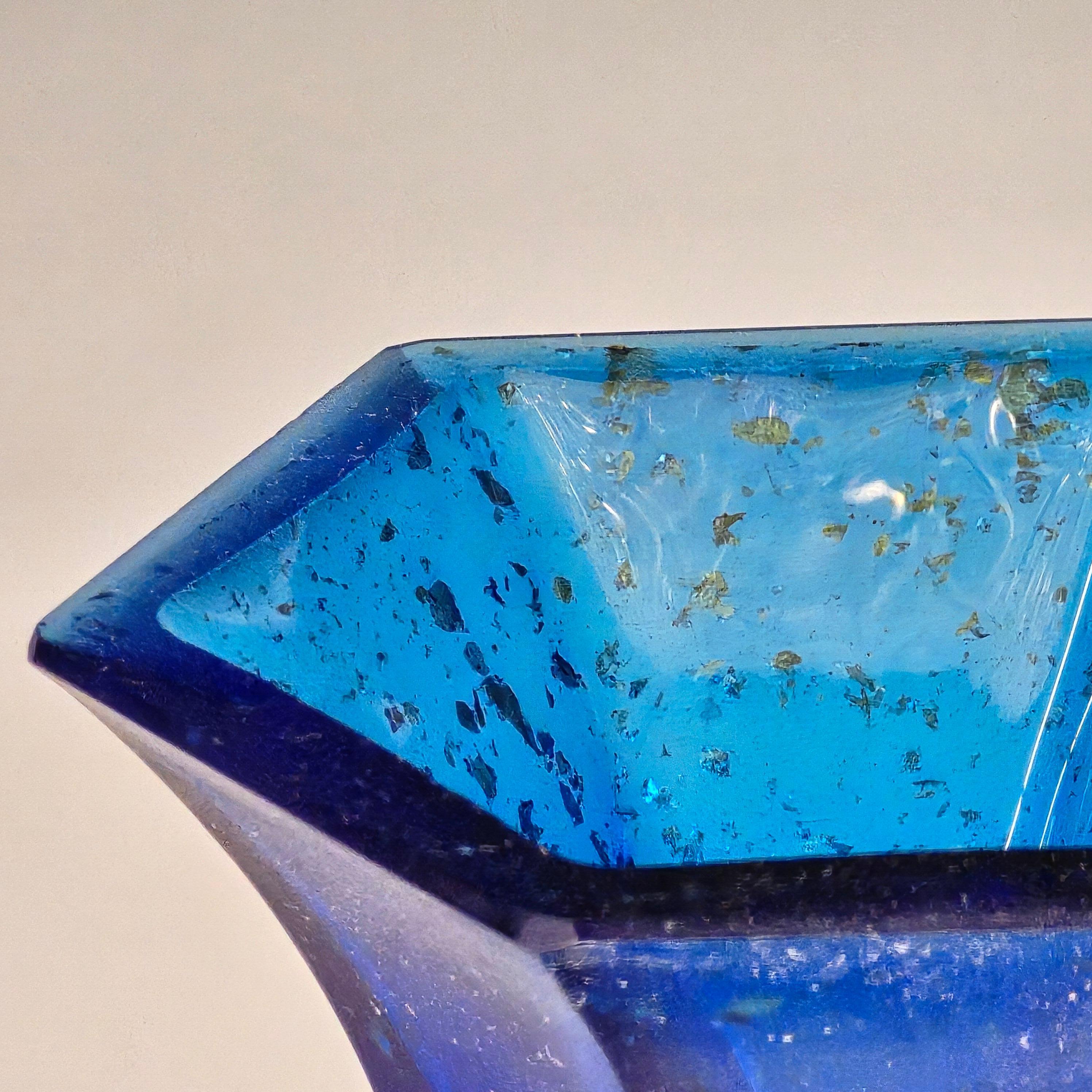 Cinese Coppia di vasi cinesi in vetro blu di Pechino con inclusioni d'argento in vendita