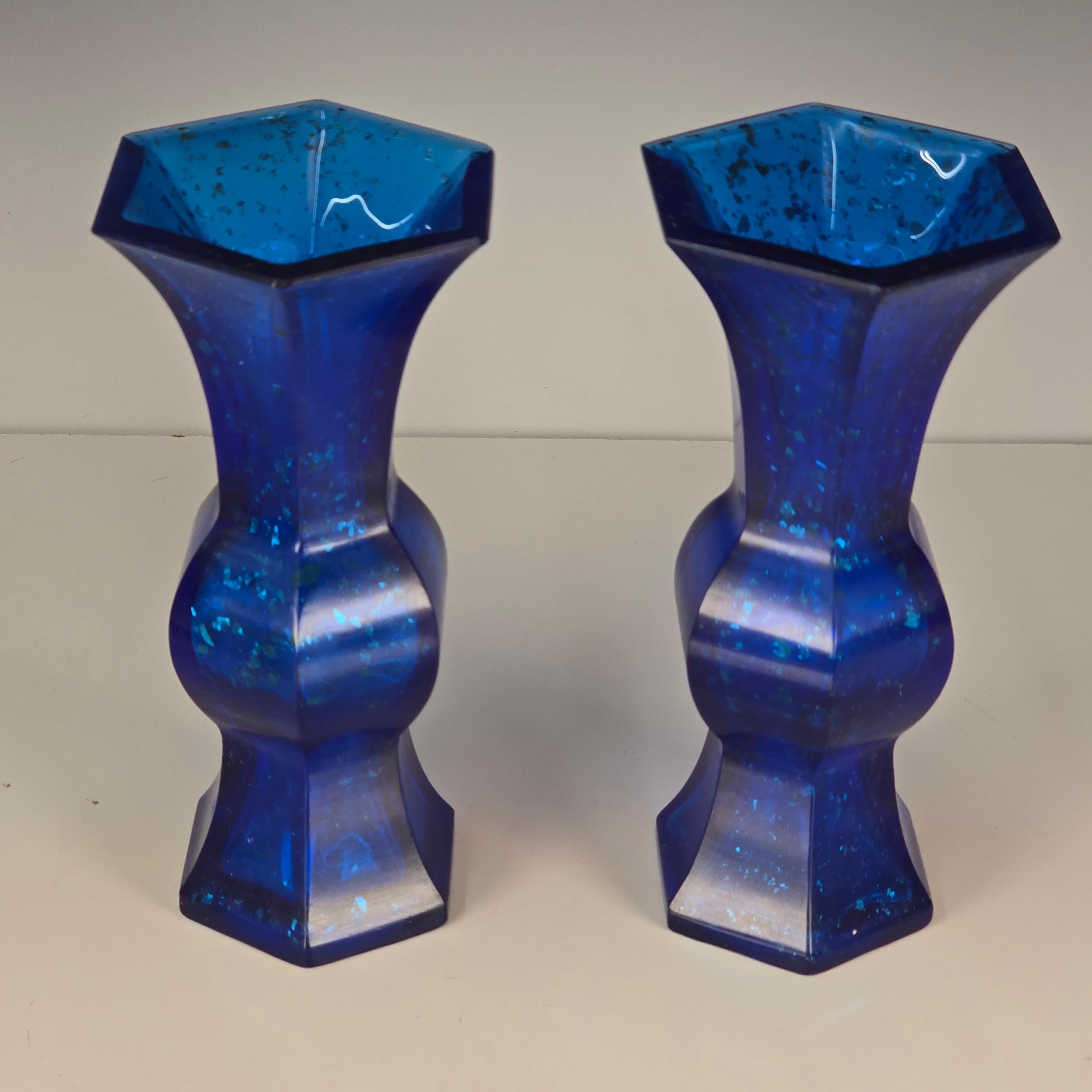 Vetro soffiato Coppia di vasi cinesi in vetro blu di Pechino con inclusioni d'argento in vendita
