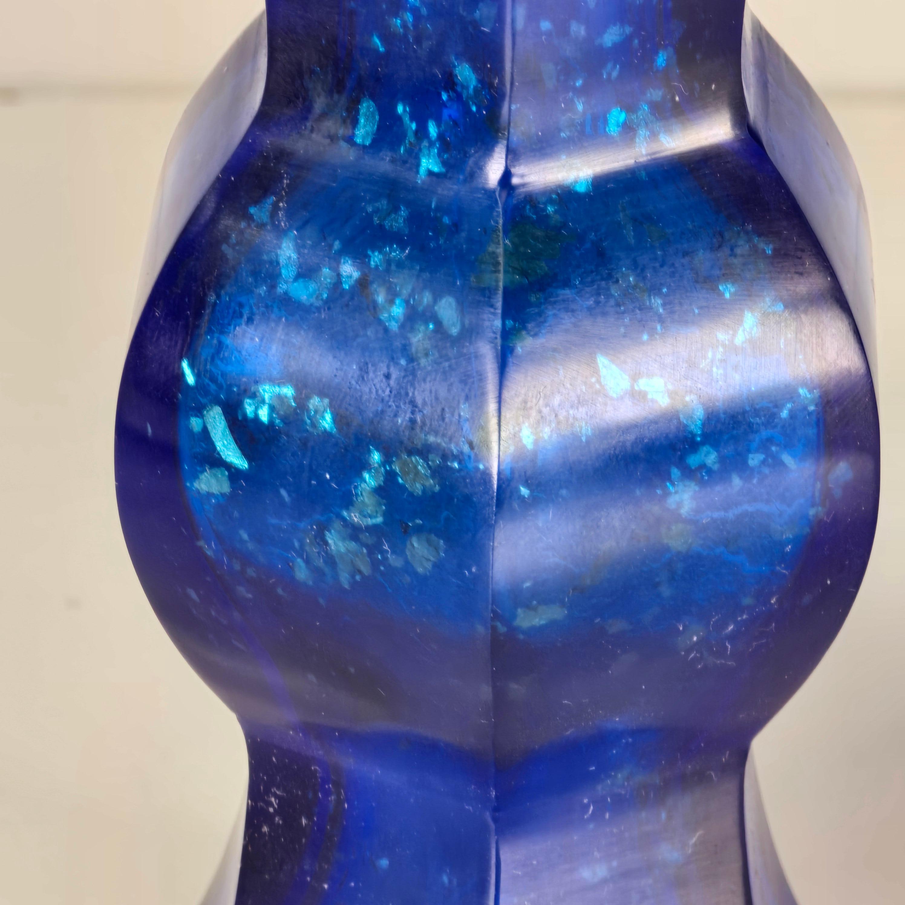 Coppia di vasi cinesi in vetro blu di Pechino con inclusioni d'argento in vendita 1