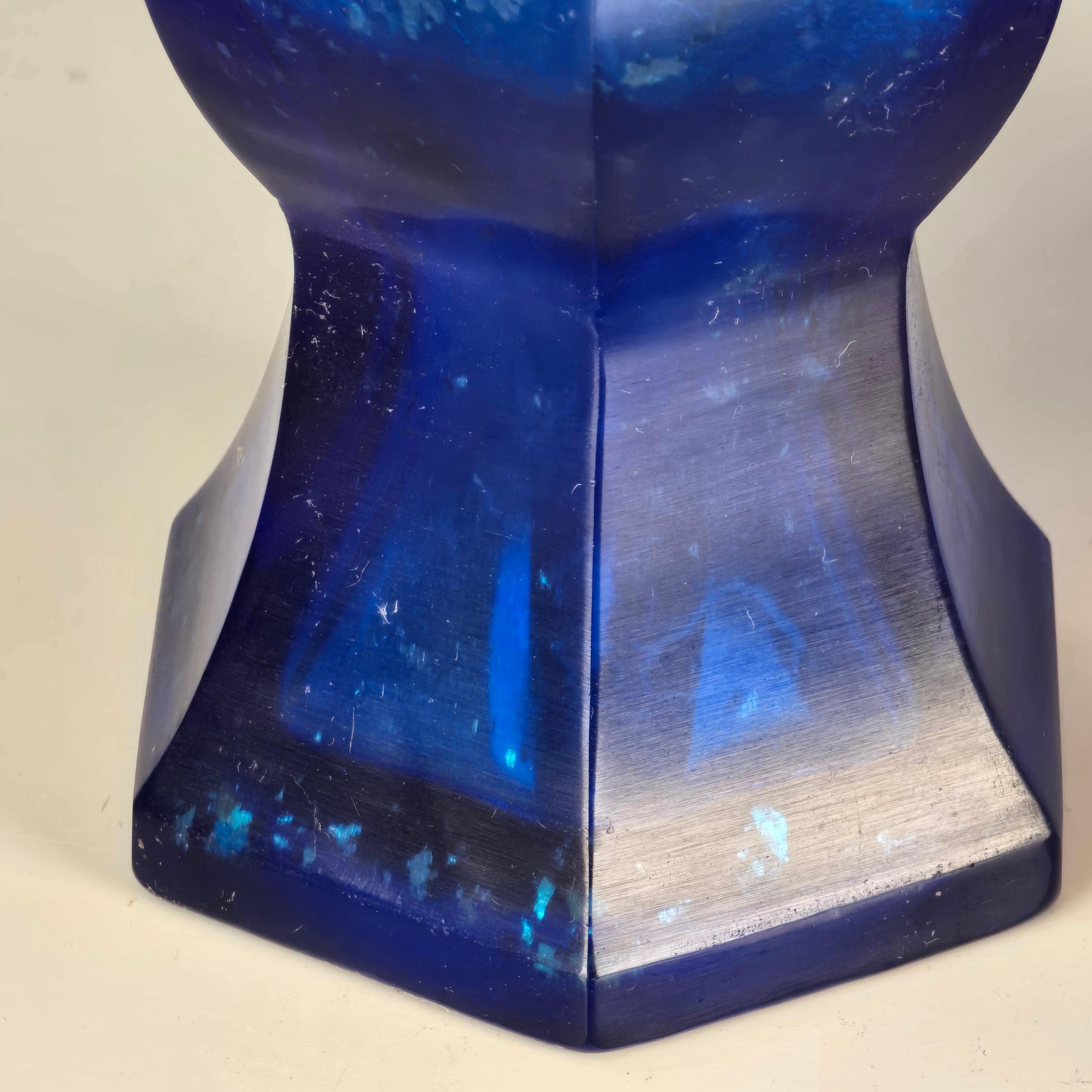 Coppia di vasi cinesi in vetro blu di Pechino con inclusioni d'argento in vendita 2