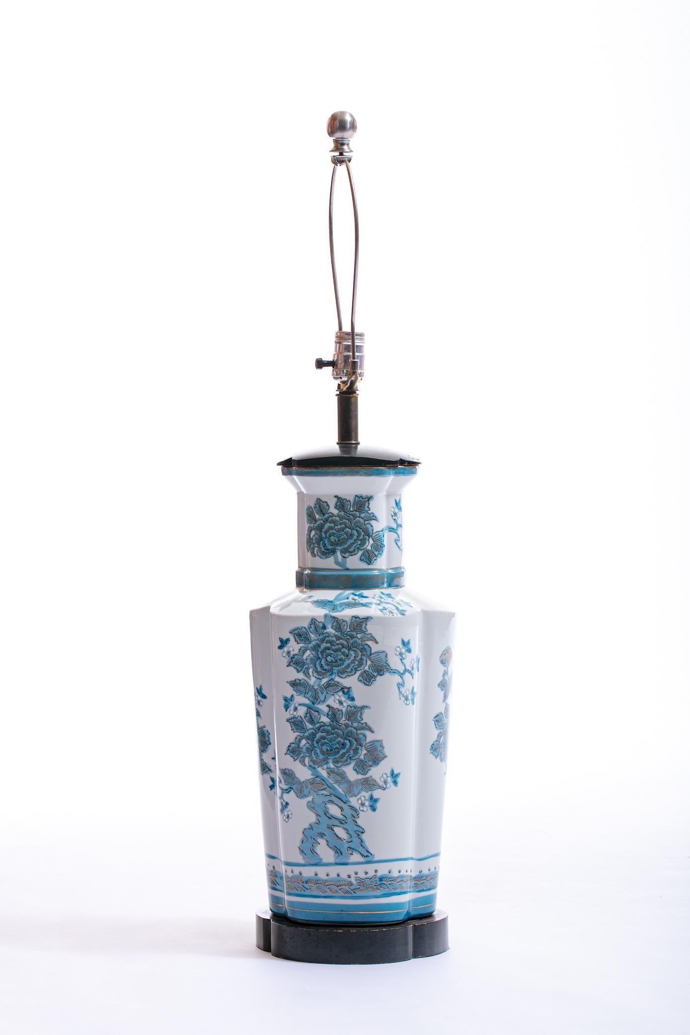 Zwei blaue, handbemalte Chinoiserie-Tischlampen im Stil von Billy Haines (Keramik) im Angebot