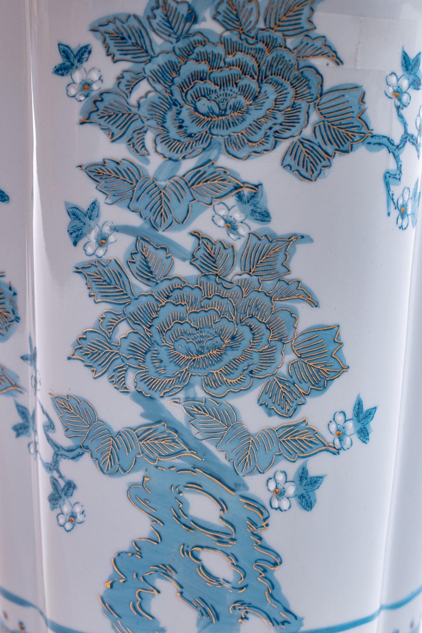 Zwei blaue, handbemalte Chinoiserie-Tischlampen im Stil von Billy Haines im Angebot 3