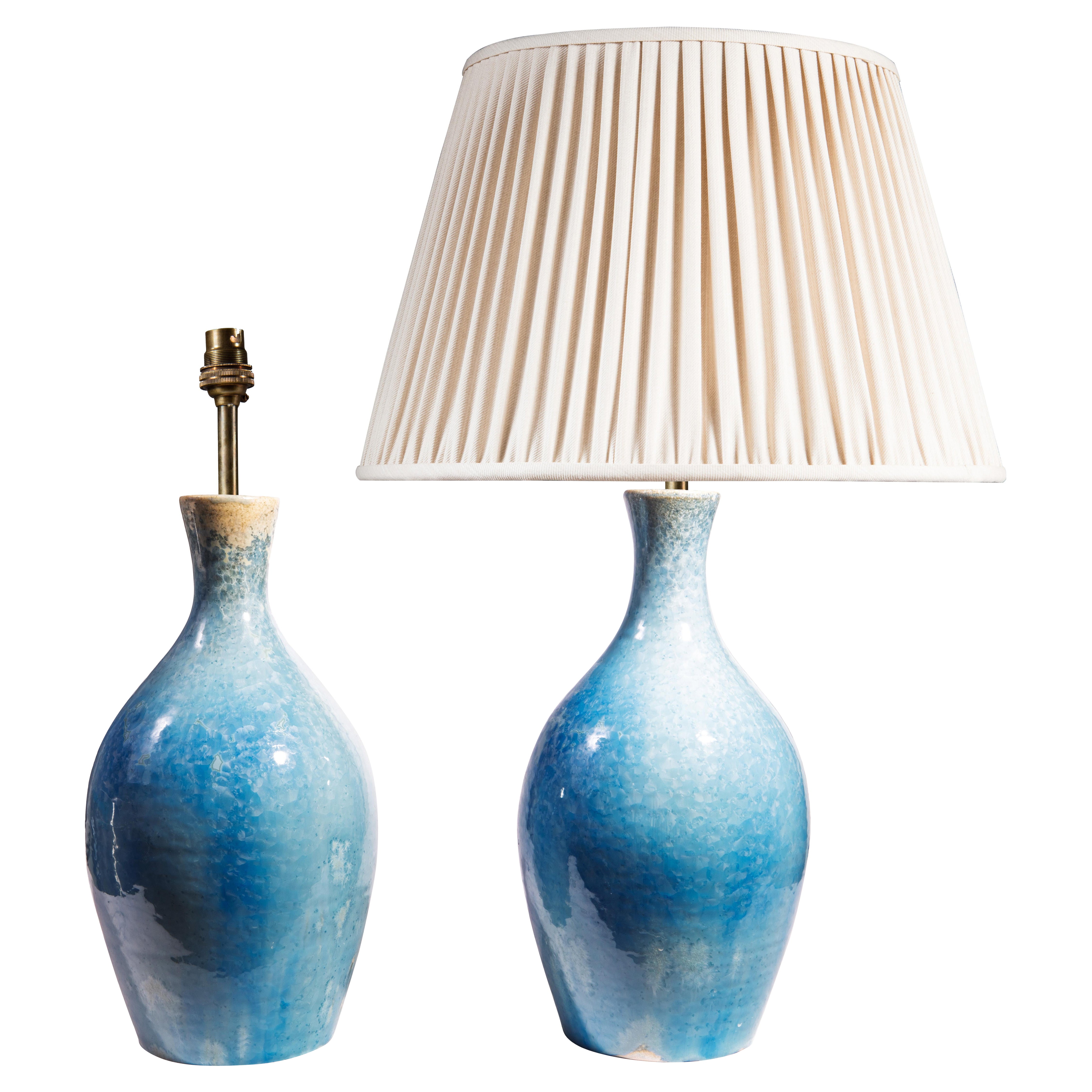 Paire de lampes de table en céramique à glaçure cristalline bleue en vente