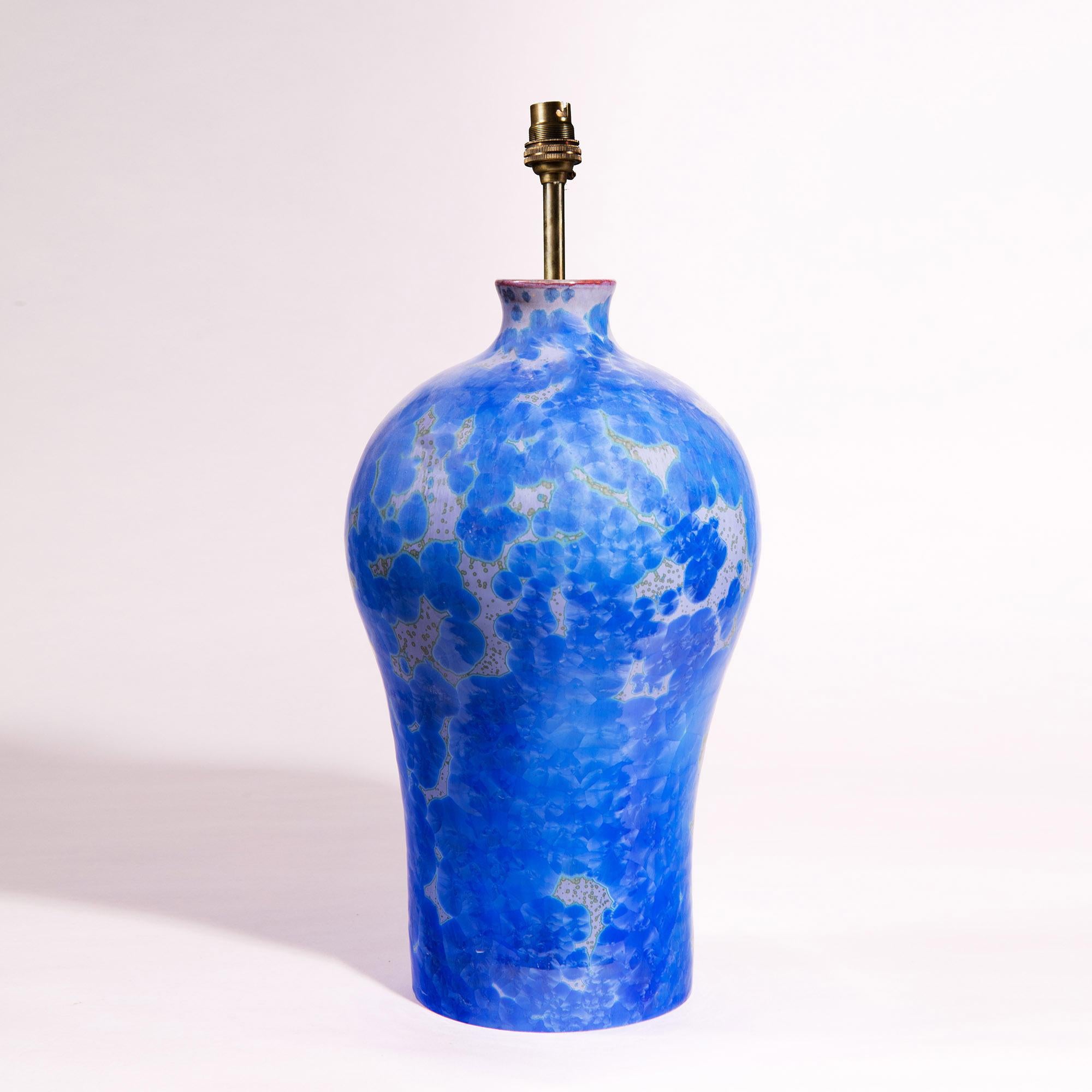 XXIe siècle et contemporain Paire de lampes-vases à glaçure cristalline bleue en vente