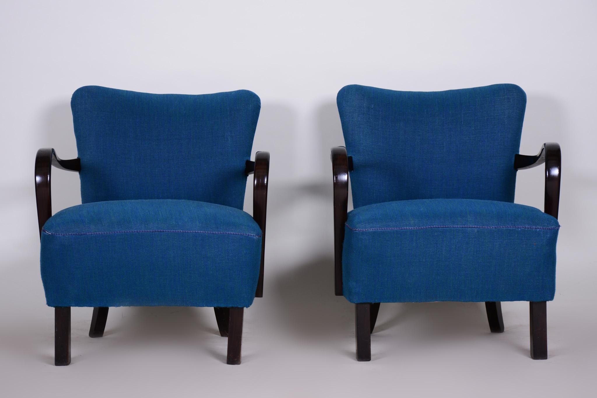 Pair of Art Deco armchairs

Source: Czechia (Czechrepublic)
Period: 1930-1939.
Material: Beech
Architect: Jindrich Halabala (UP Zavody Maker)

Original well preserved condition.