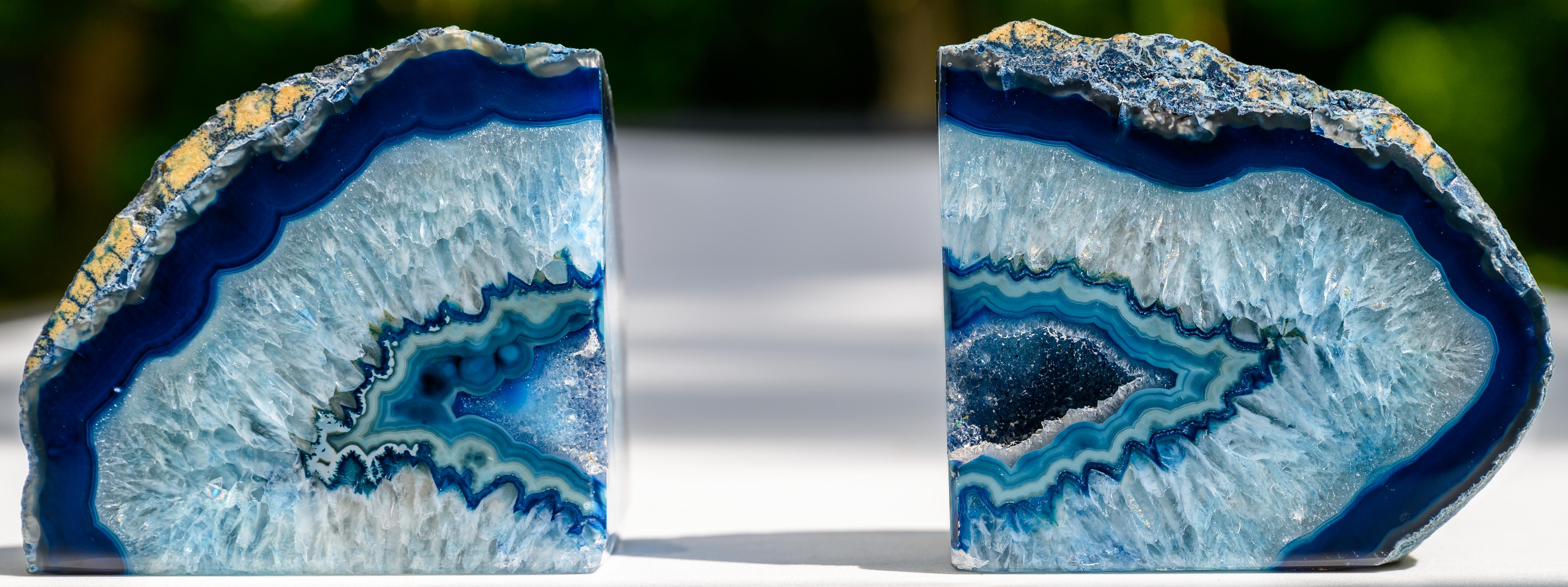 Un impresionante par de sujetalibros de geodas azules con una larga historia. De colores brillantes con dibujos formados naturalmente por la fosilización a lo largo de cientos de años. Acabado con una superficie muy pulida, los bordes exteriores