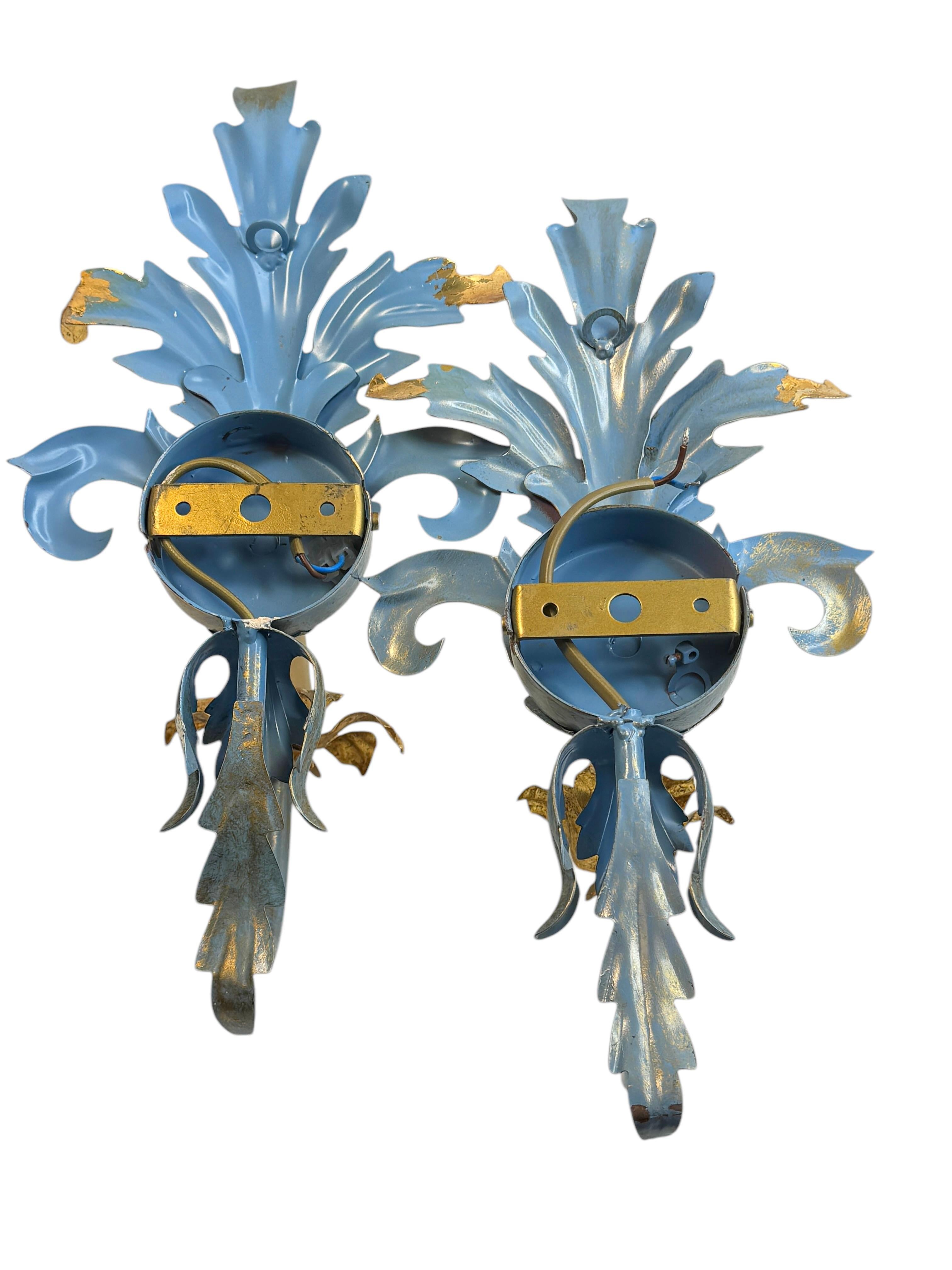 Ein Paar blaue & vergoldete Blattgoldete Hollywood-Regency-Wandleuchter, Tole, Hollywood-Regency-Vintage, Italien im Angebot 3