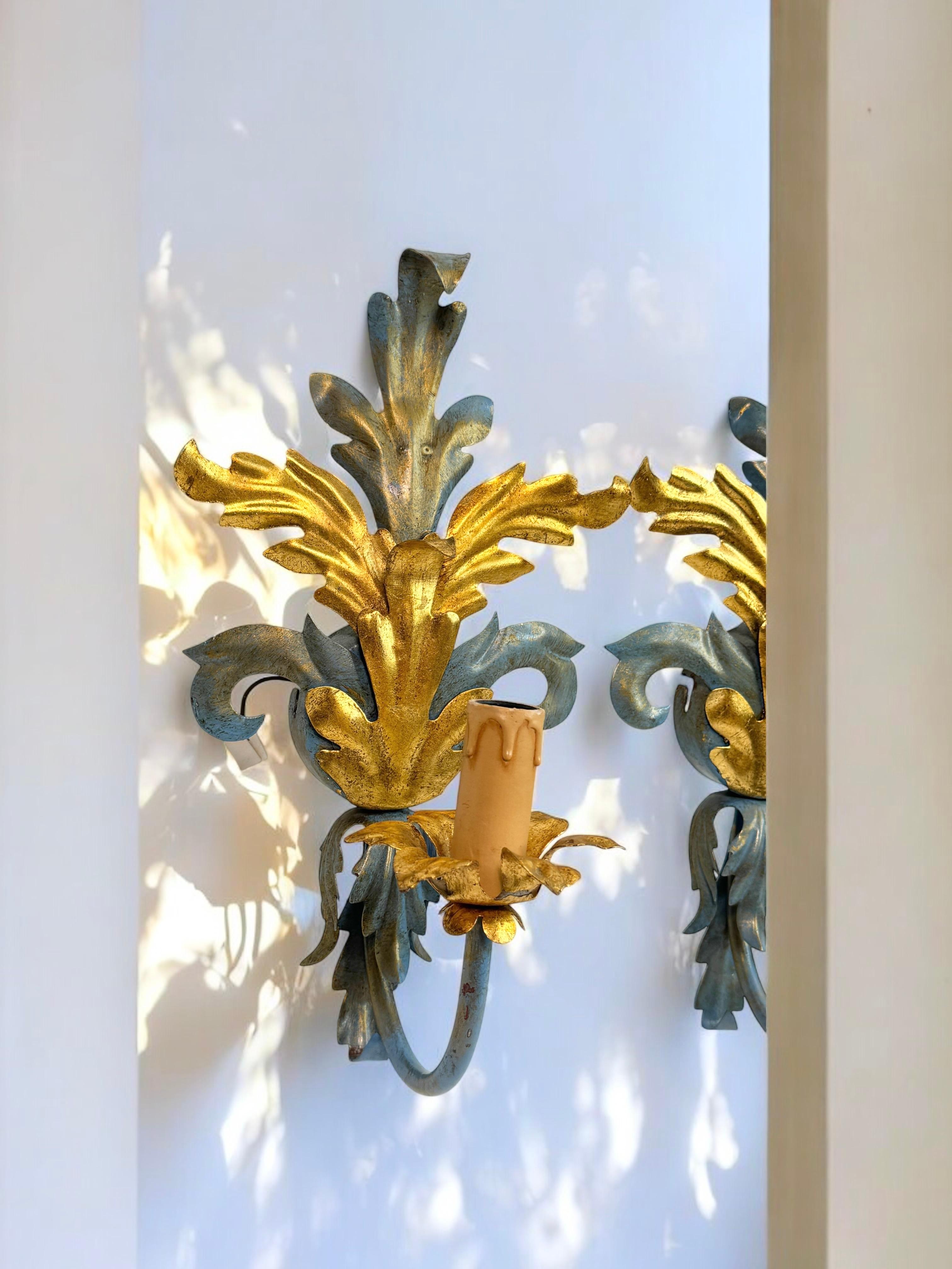 Pareja de Apliques de una Luz de Hojas Azules y Doradas Tole Hollywood Regency Vintage Italia en venta 3