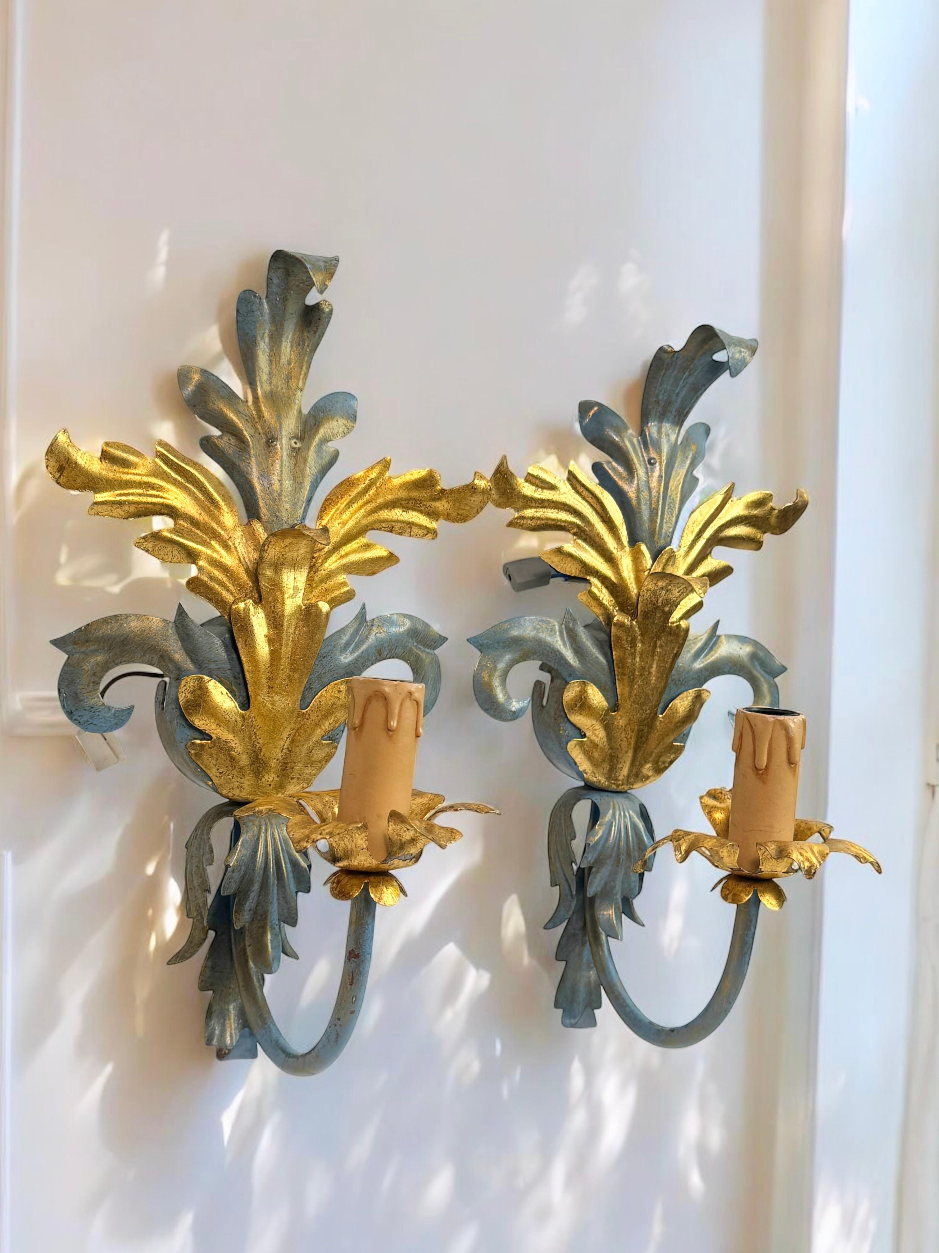 Pareja de Apliques de una Luz de Hojas Azules y Doradas Tole Hollywood Regency Vintage Italia en venta 4