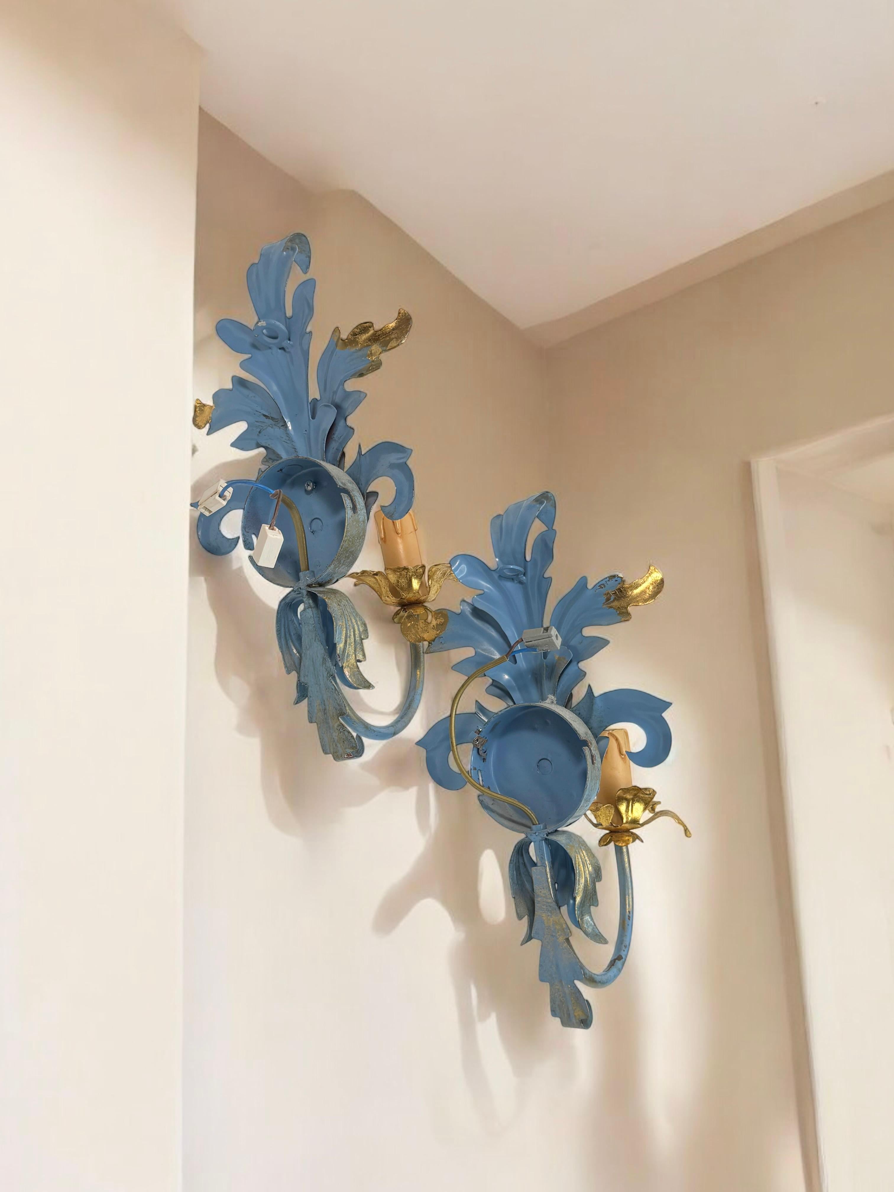 Pareja de Apliques de una Luz de Hojas Azules y Doradas Tole Hollywood Regency Vintage Italia en venta 5