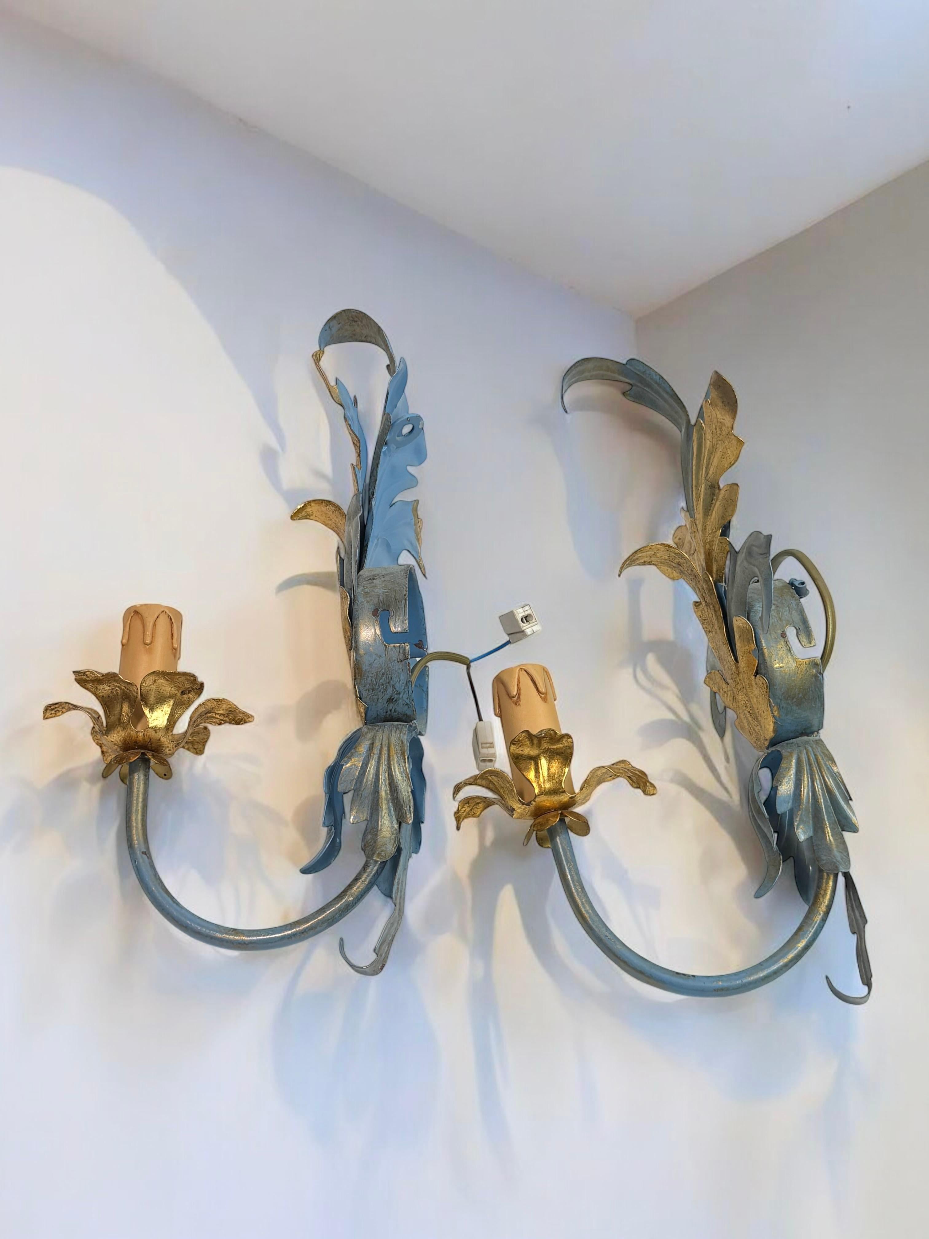 Pareja de Apliques de una Luz de Hojas Azules y Doradas Tole Hollywood Regency Vintage Italia en venta 6