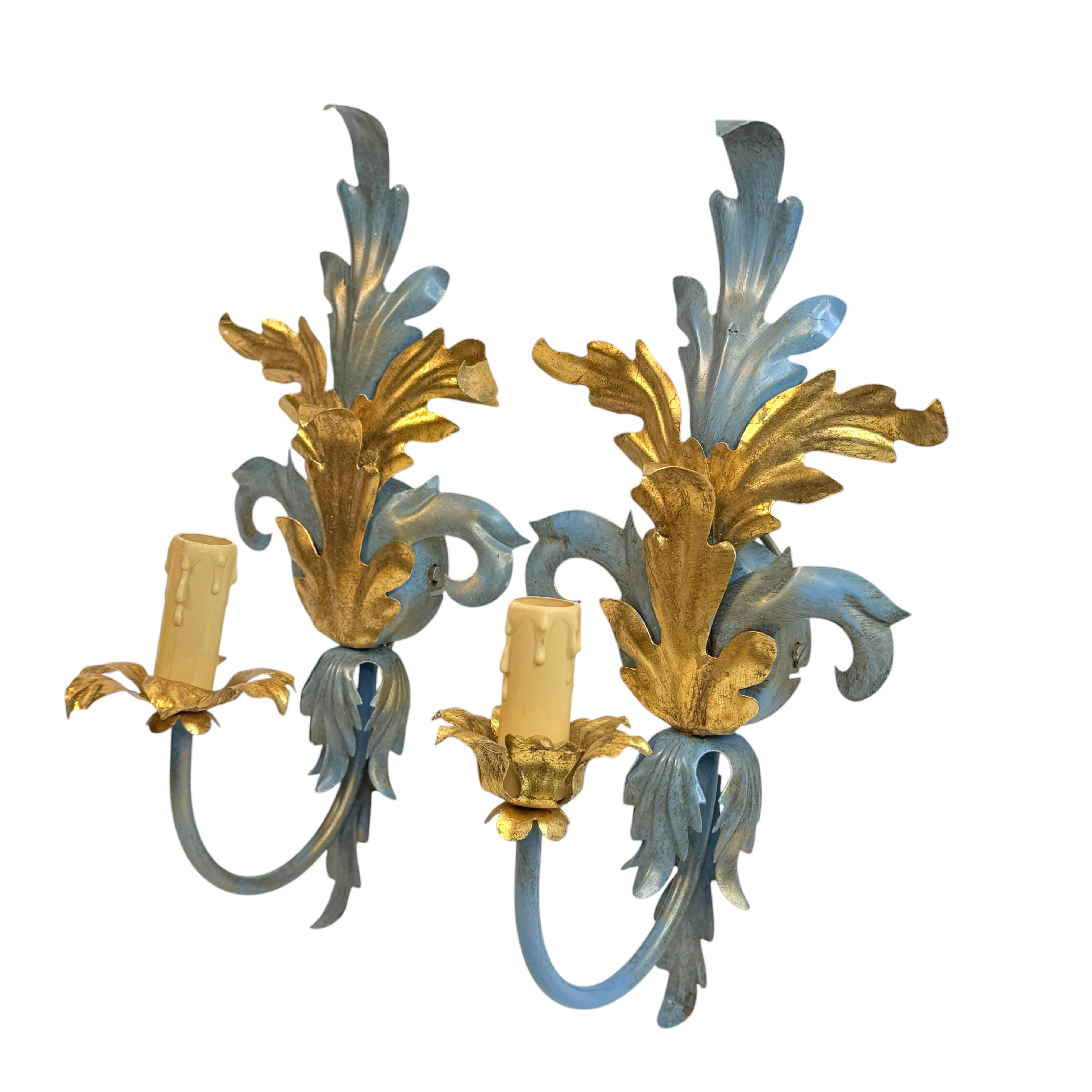 Ein Paar blaue & vergoldete Blattgoldete Hollywood-Regency-Wandleuchter, Tole, Hollywood-Regency-Vintage, Italien (Deutsch) im Angebot