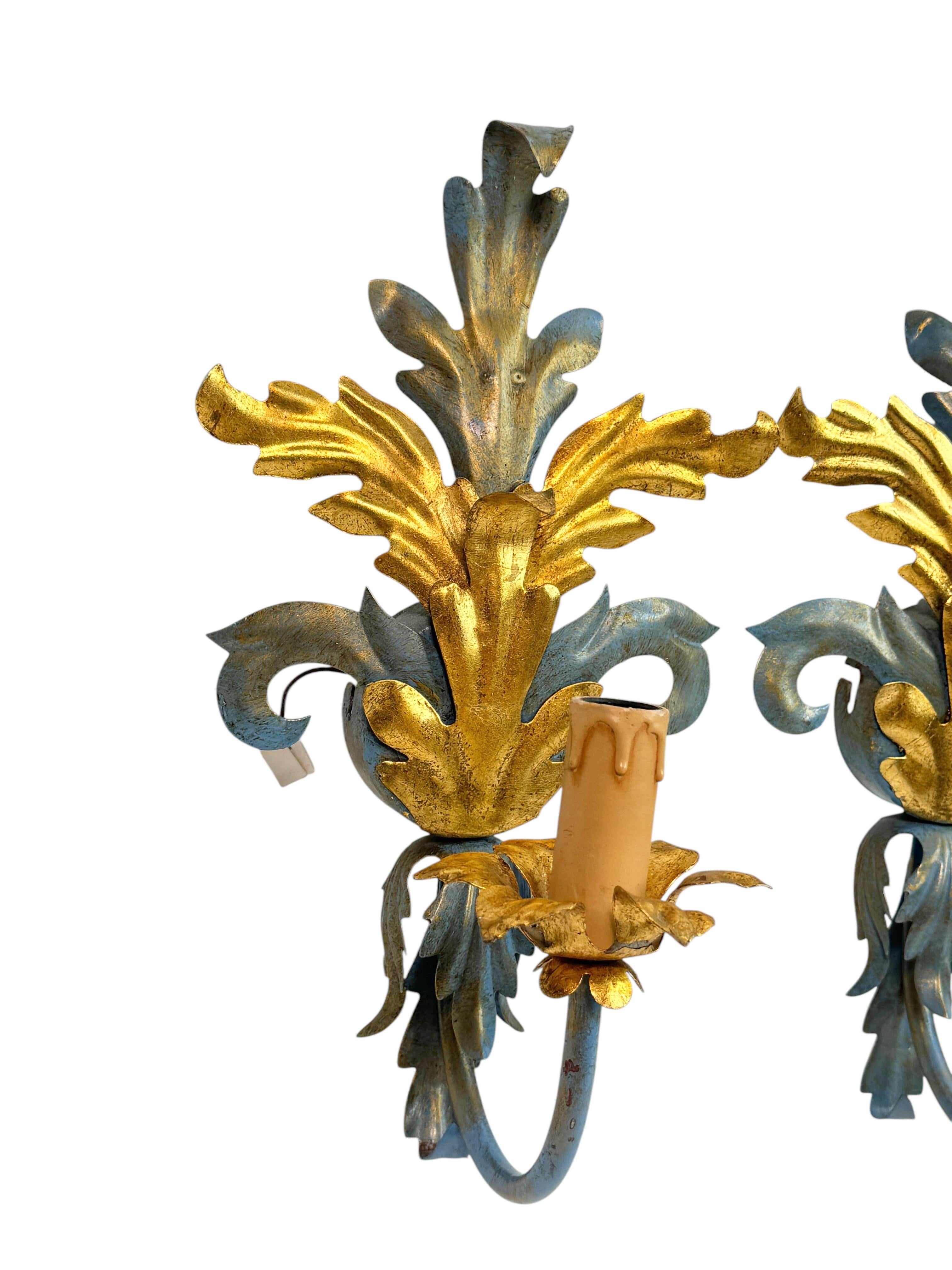 Pareja de Apliques de una Luz de Hojas Azules y Doradas Tole Hollywood Regency Vintage Italia Alemán en venta