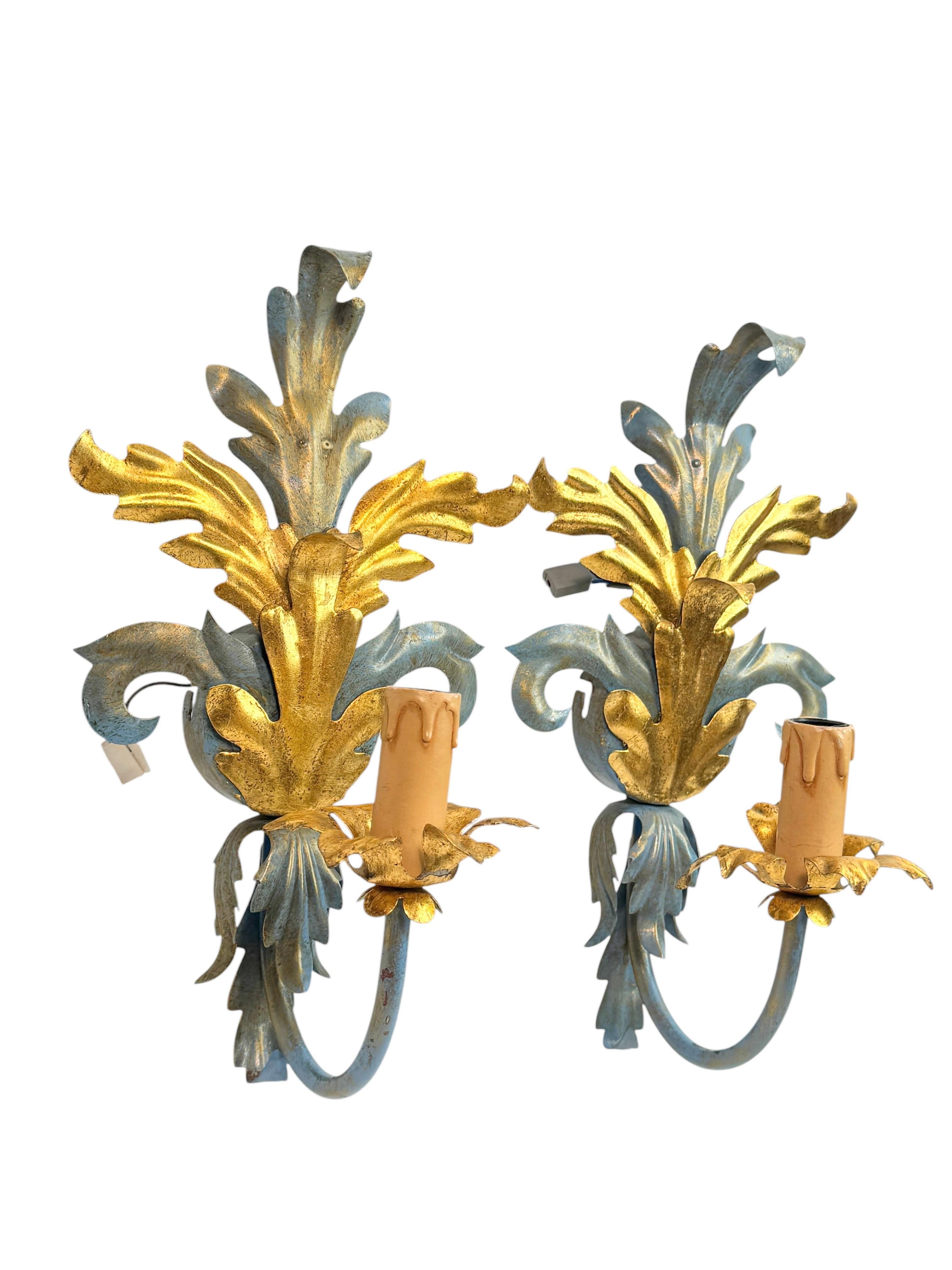 Pareja de Apliques de una Luz de Hojas Azules y Doradas Tole Hollywood Regency Vintage Italia en Bueno estado para la venta en Nuernberg, DE