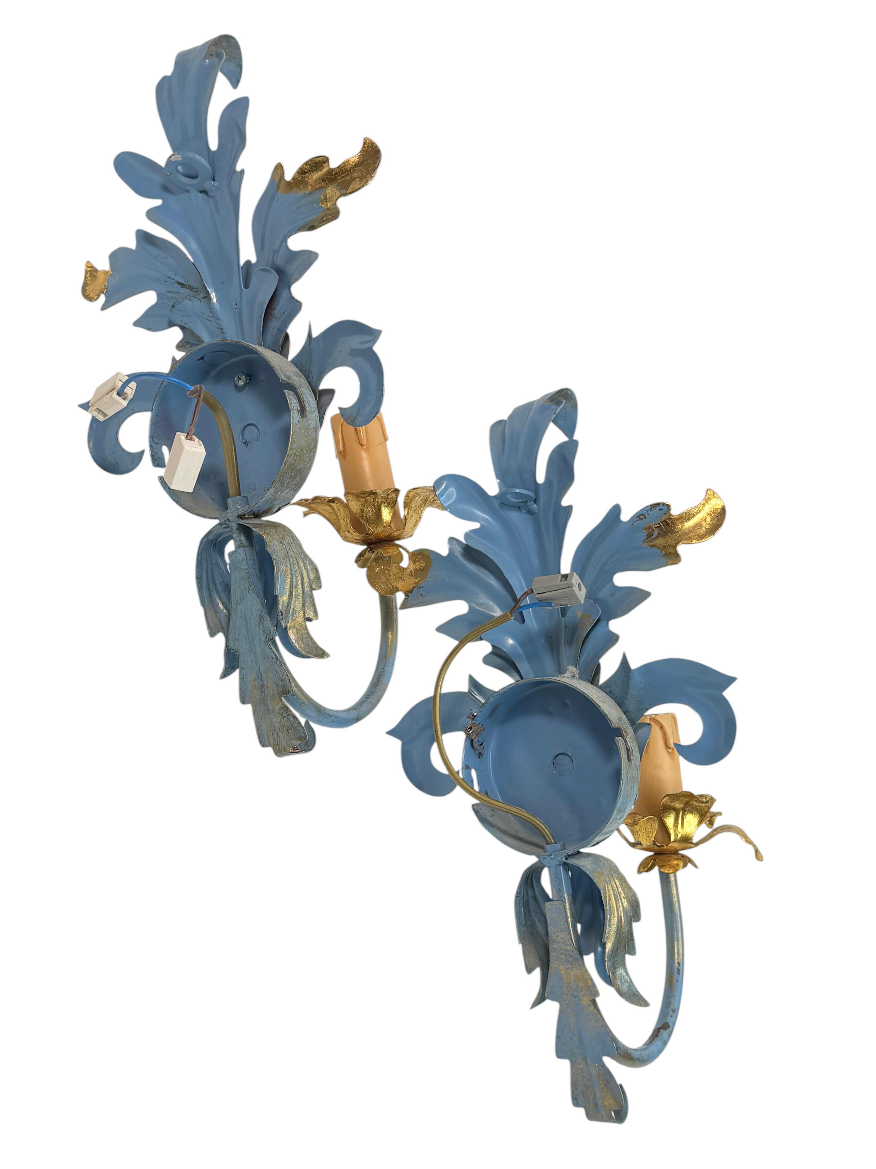 Pareja de Apliques de una Luz de Hojas Azules y Doradas Tole Hollywood Regency Vintage Italia finales del siglo XX en venta