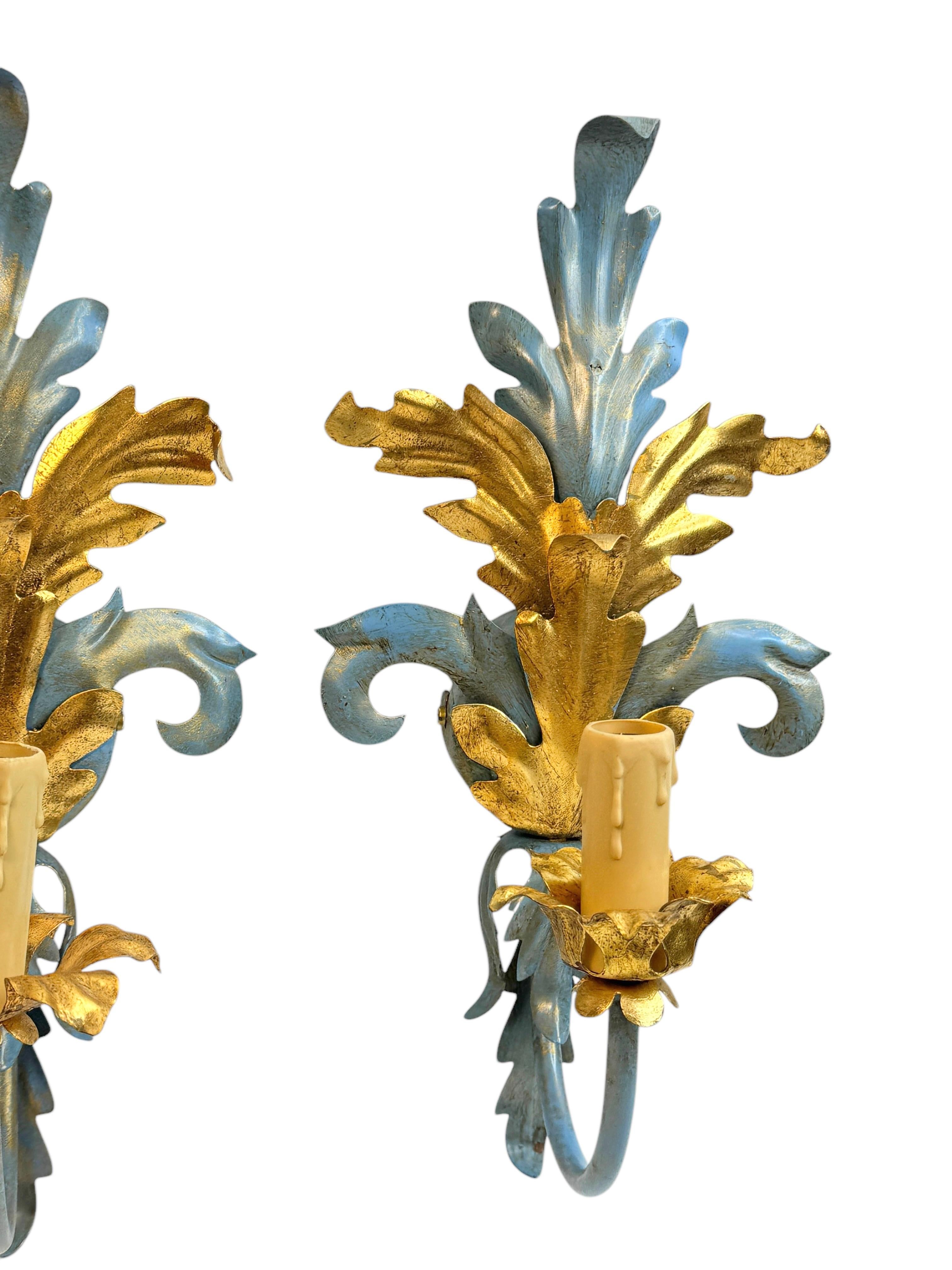 Ein Paar blaue & vergoldete Blattgoldete Hollywood-Regency-Wandleuchter, Tole, Hollywood-Regency-Vintage, Italien (Metall) im Angebot