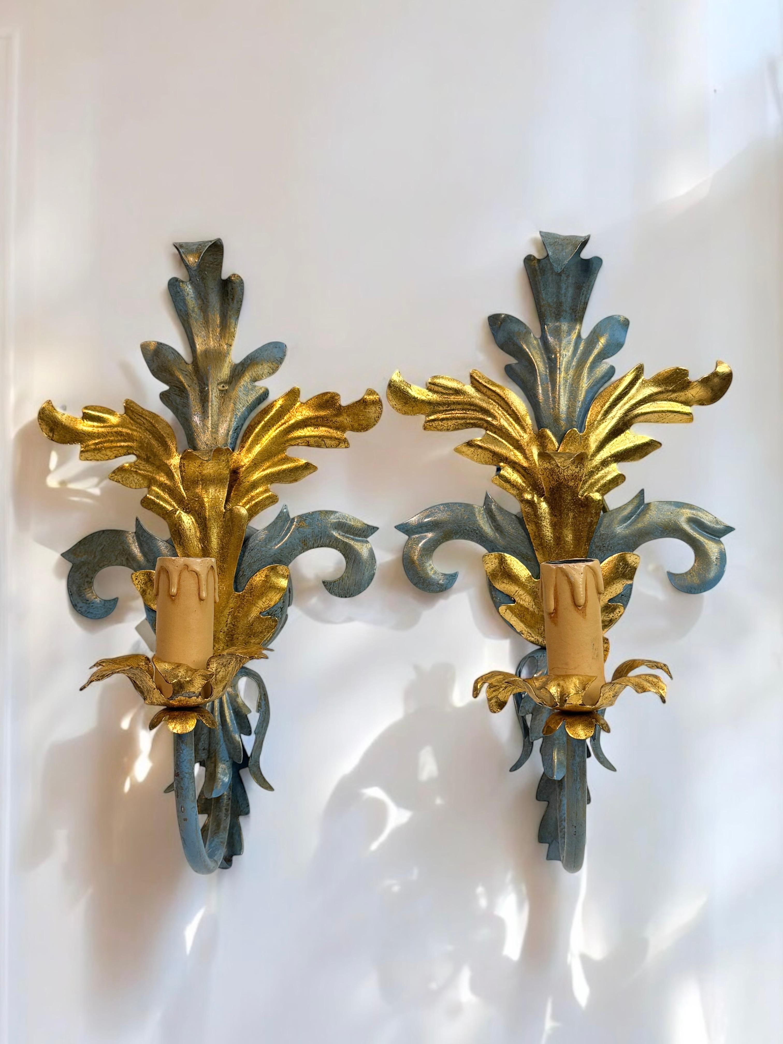 Pareja de Apliques de una Luz de Hojas Azules y Doradas Tole Hollywood Regency Vintage Italia Metal en venta