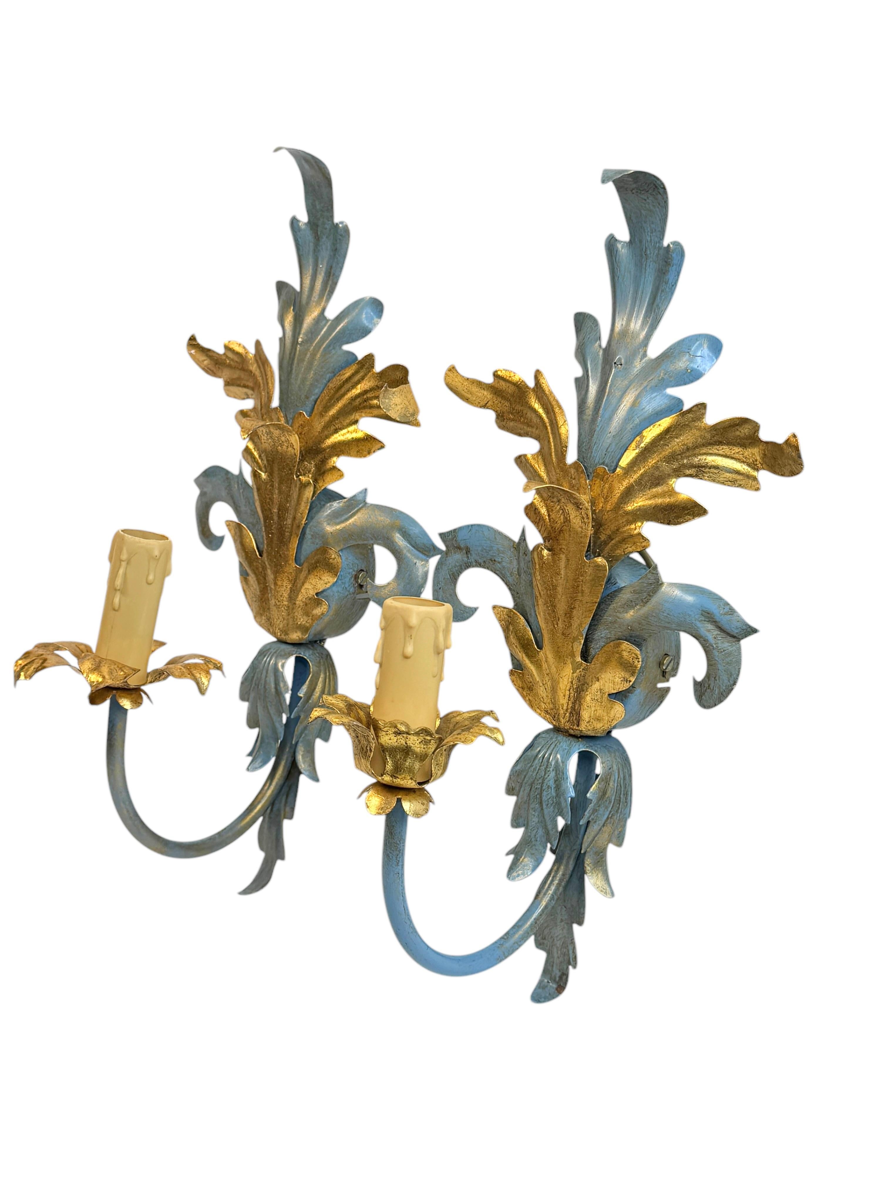 Ein Paar blaue & vergoldete Blattgoldete Hollywood-Regency-Wandleuchter, Tole, Hollywood-Regency-Vintage, Italien im Angebot 1