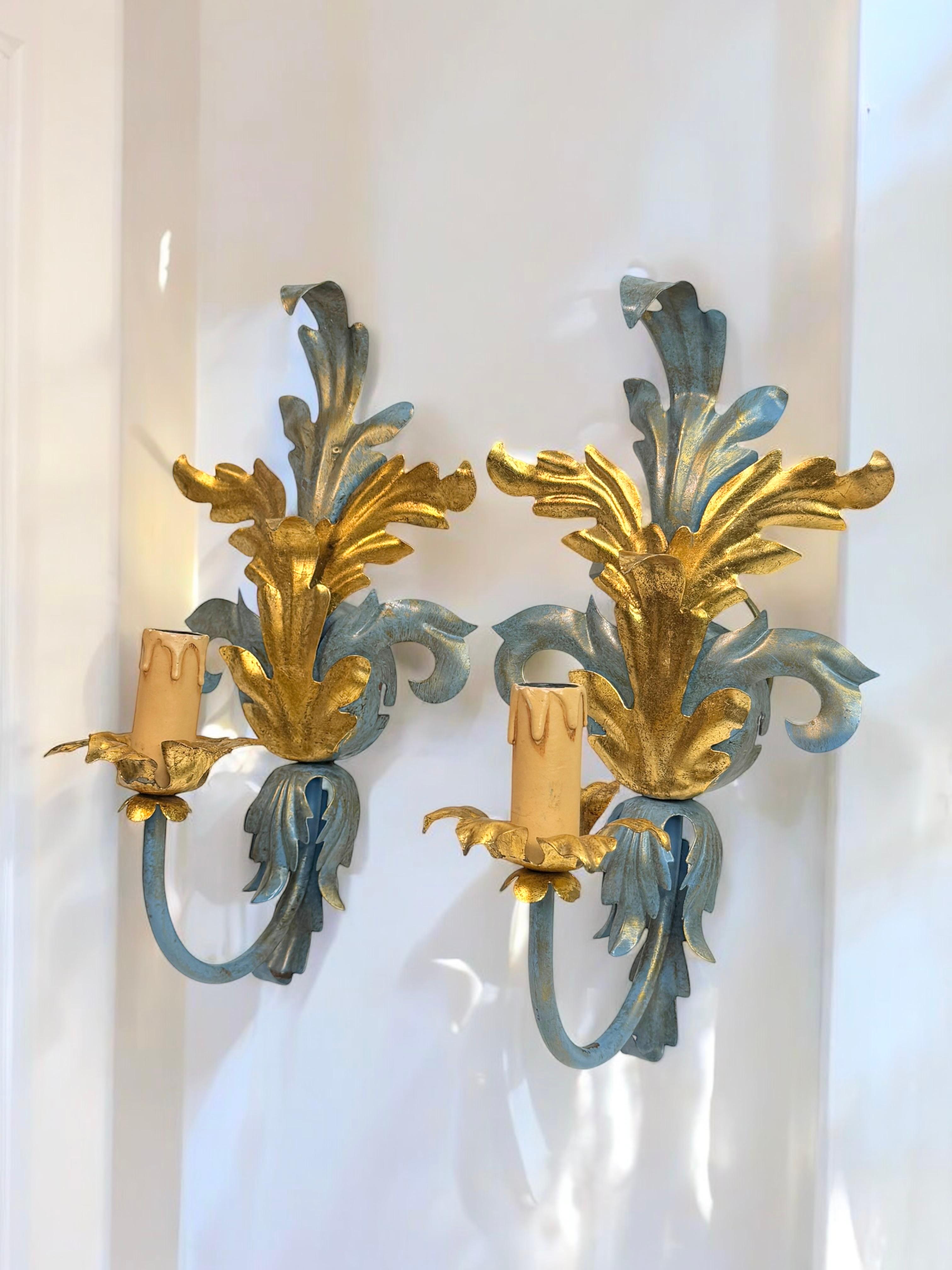 Pareja de Apliques de una Luz de Hojas Azules y Doradas Tole Hollywood Regency Vintage Italia en venta 1