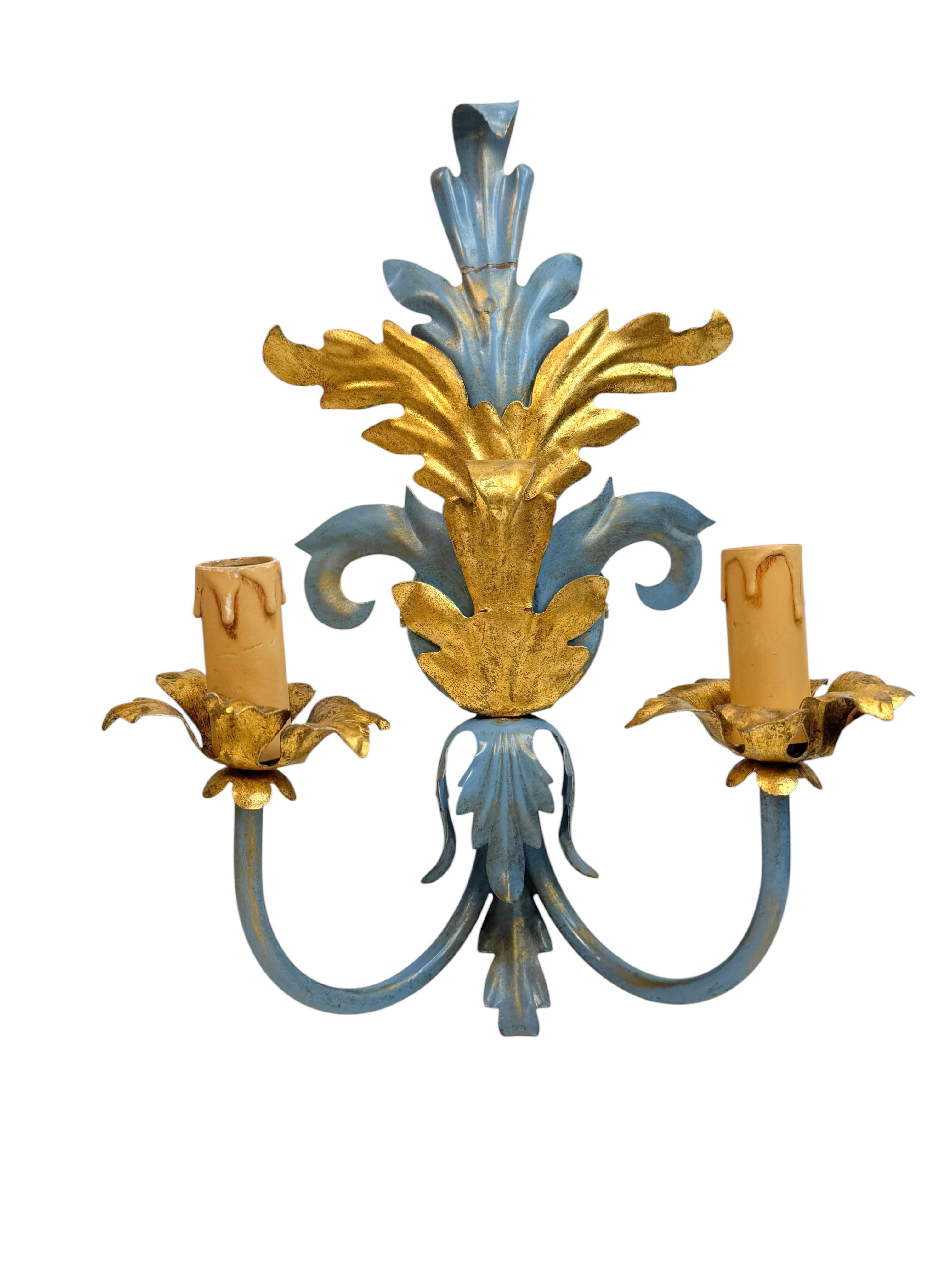 Añade un toque de opulencia a tu hogar con este encantador conjunto de Apliques. Tono azul claro perfecto y hojas de color dorado para realzar cualquier hogar chic o ecléctico. Nos encantaría verlo colgado en una entrada como encantadora bienvenida