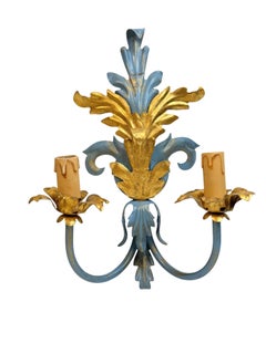 Coppia di applique a due luci con foglie blu e dorate Tole Hollywood Regency Vintage Italia