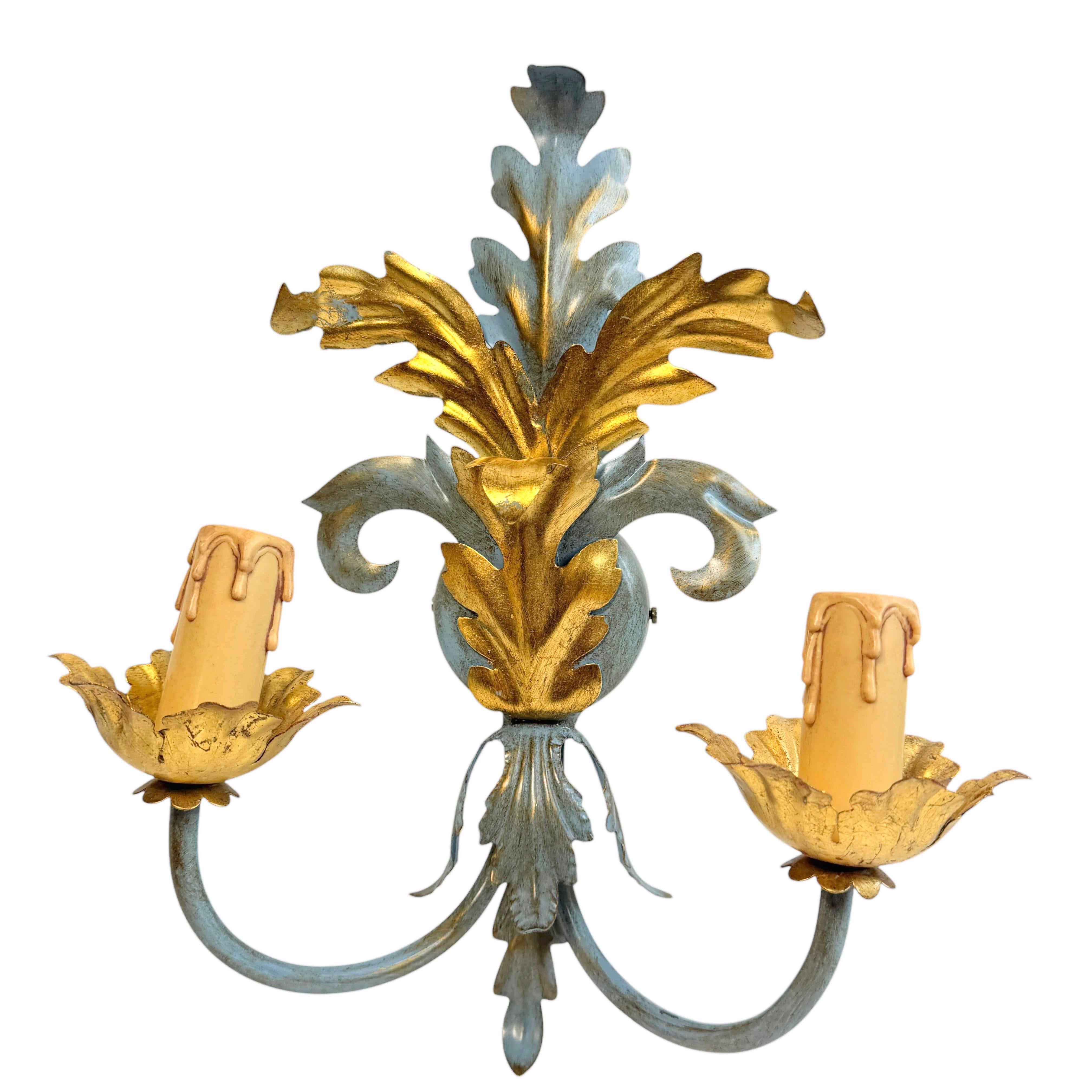 Allemand Paire d'appliques à deux lumières Tole Hollywood Regency Vintage Italie en vente