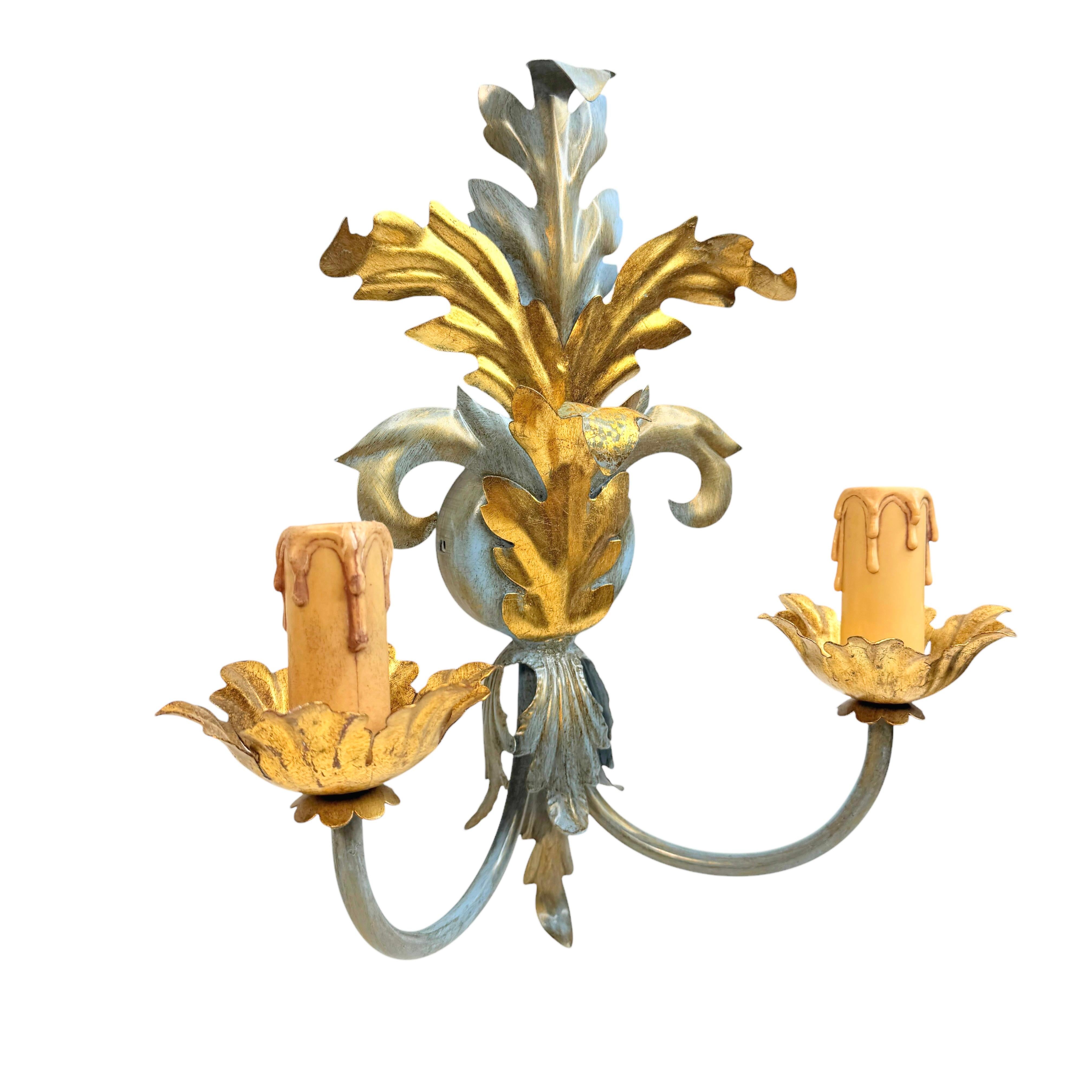 Métal Paire d'appliques à deux lumières Tole Hollywood Regency Vintage Italie en vente