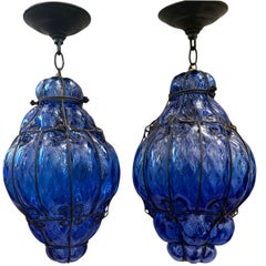 Pareja de faroles de cristal azul. Se venden individualmente.