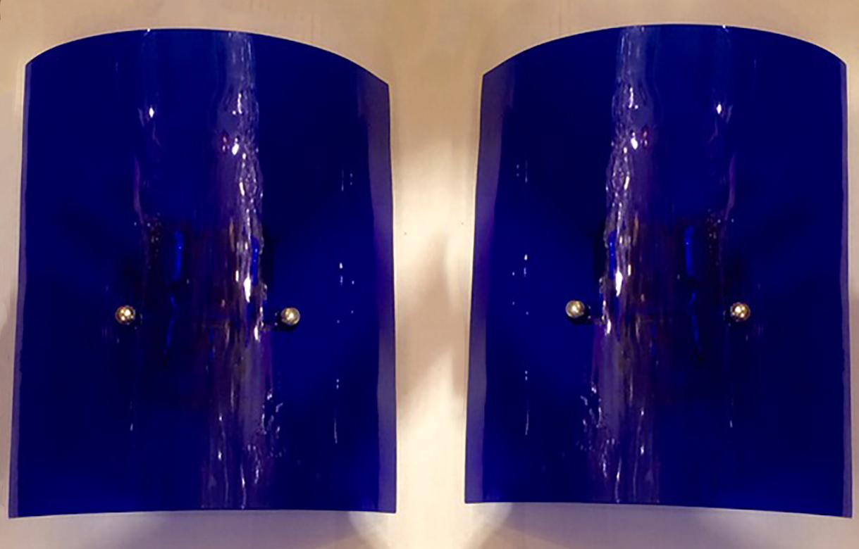 Paire d'appliques italiennes des années 1960 en métal argenté avec des couvercles en verre bleu cobalt.
Mesures :
Hauteur : 14