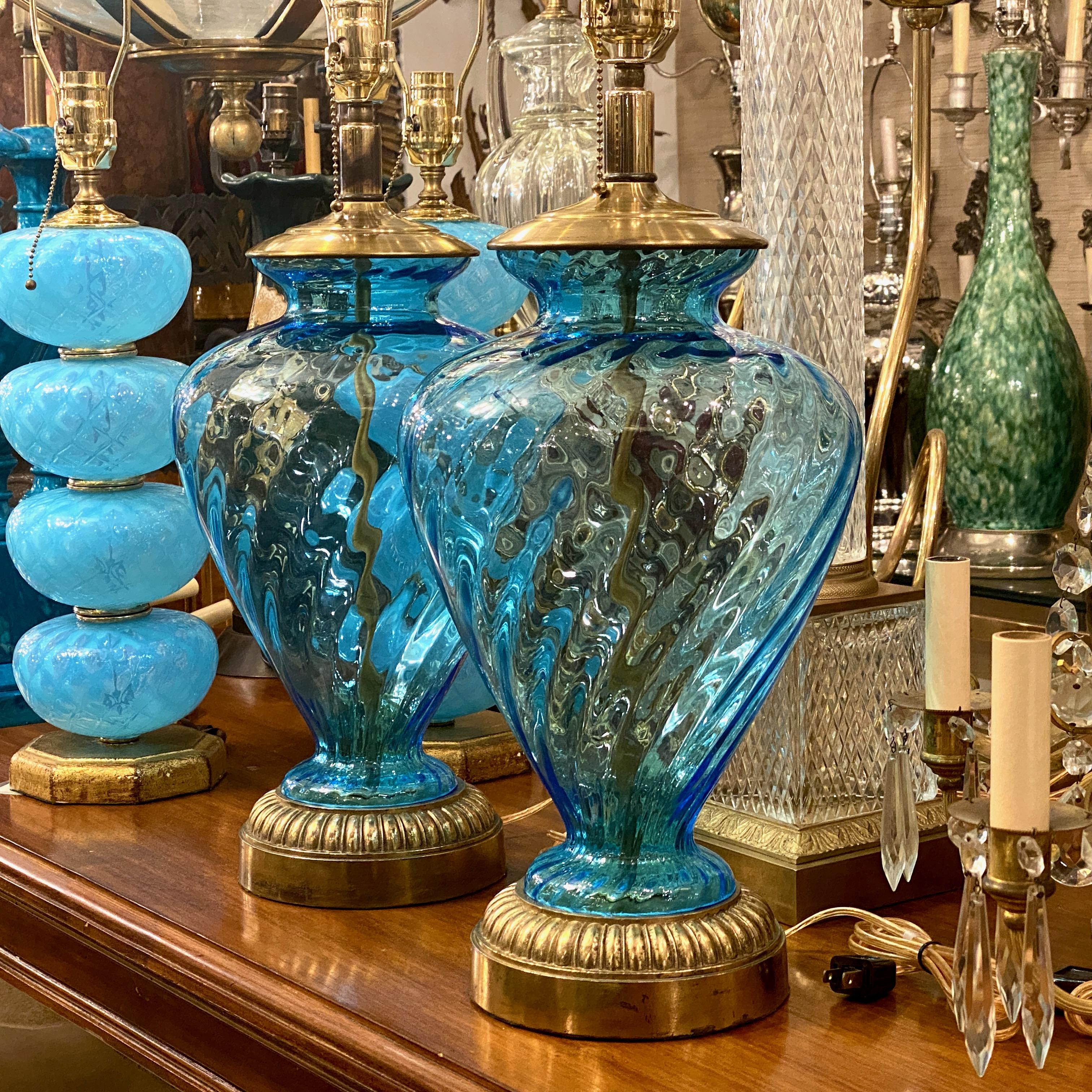 italien Paire de lampes de table en verre bleu en vente