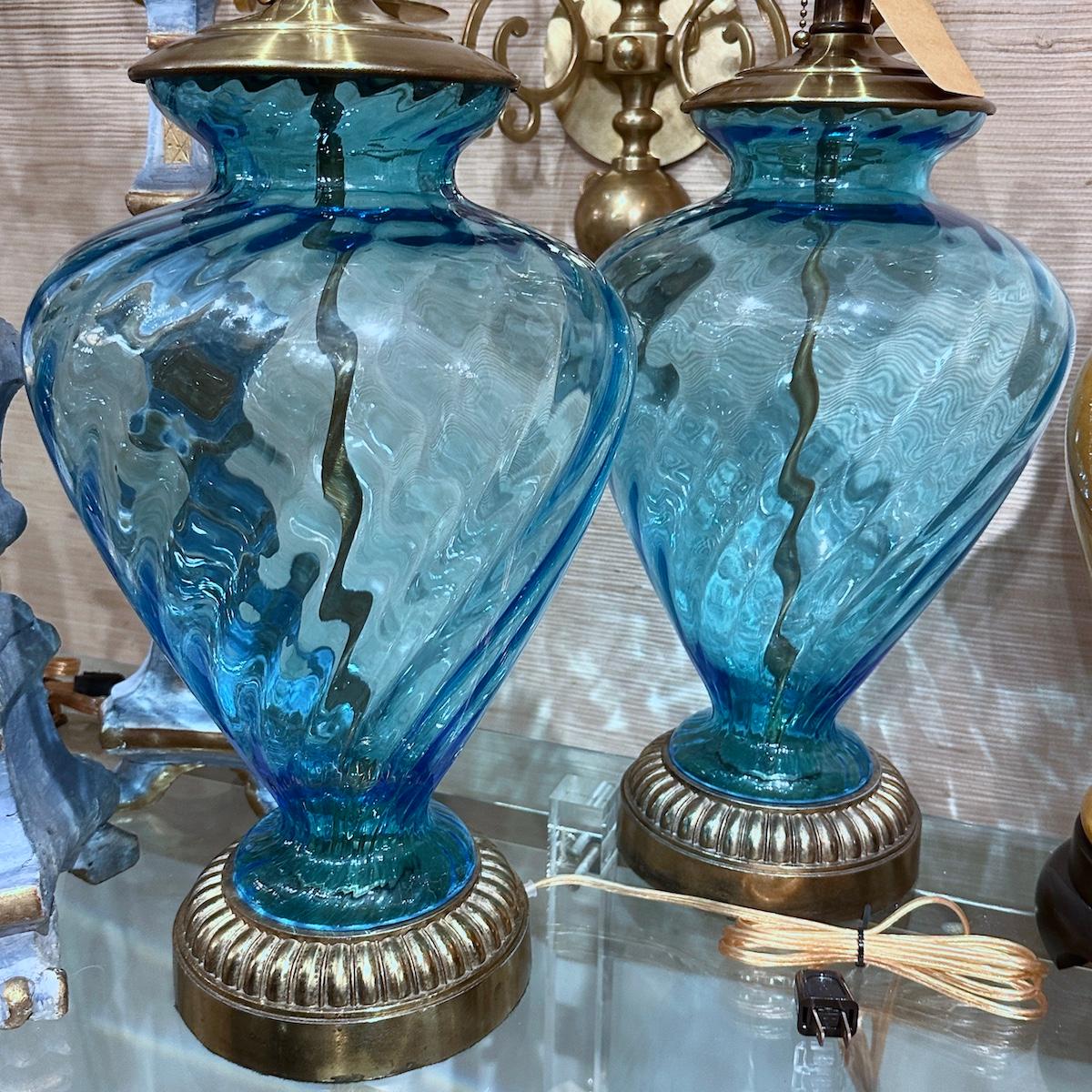 Milieu du XXe siècle Paire de lampes de table en verre bleu en vente
