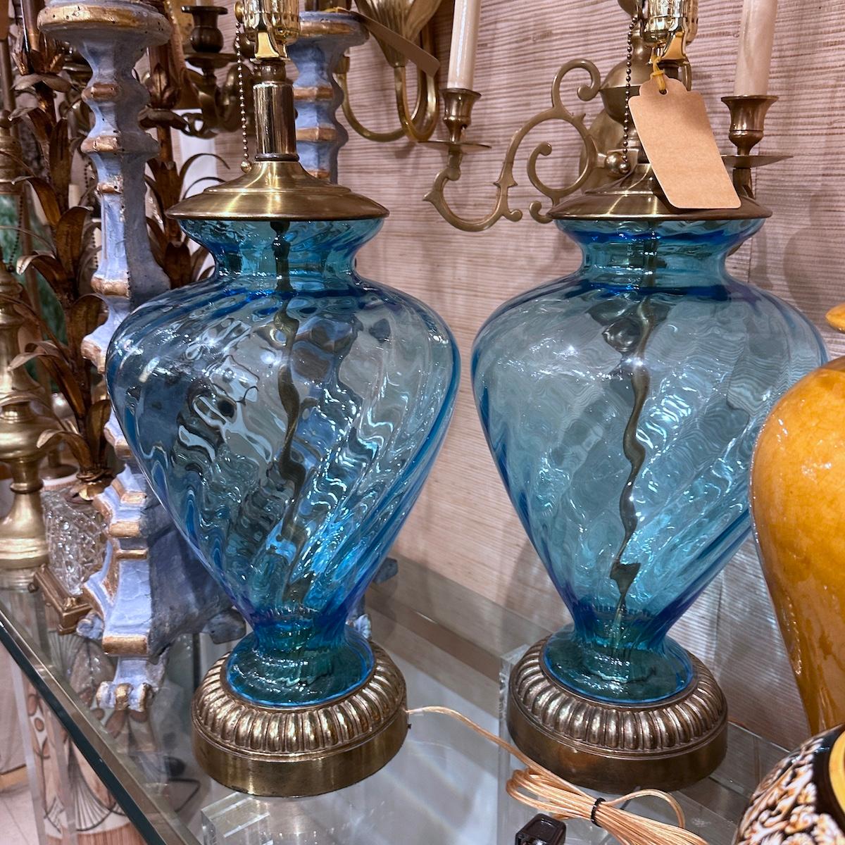 Verre brun Paire de lampes de table en verre bleu en vente