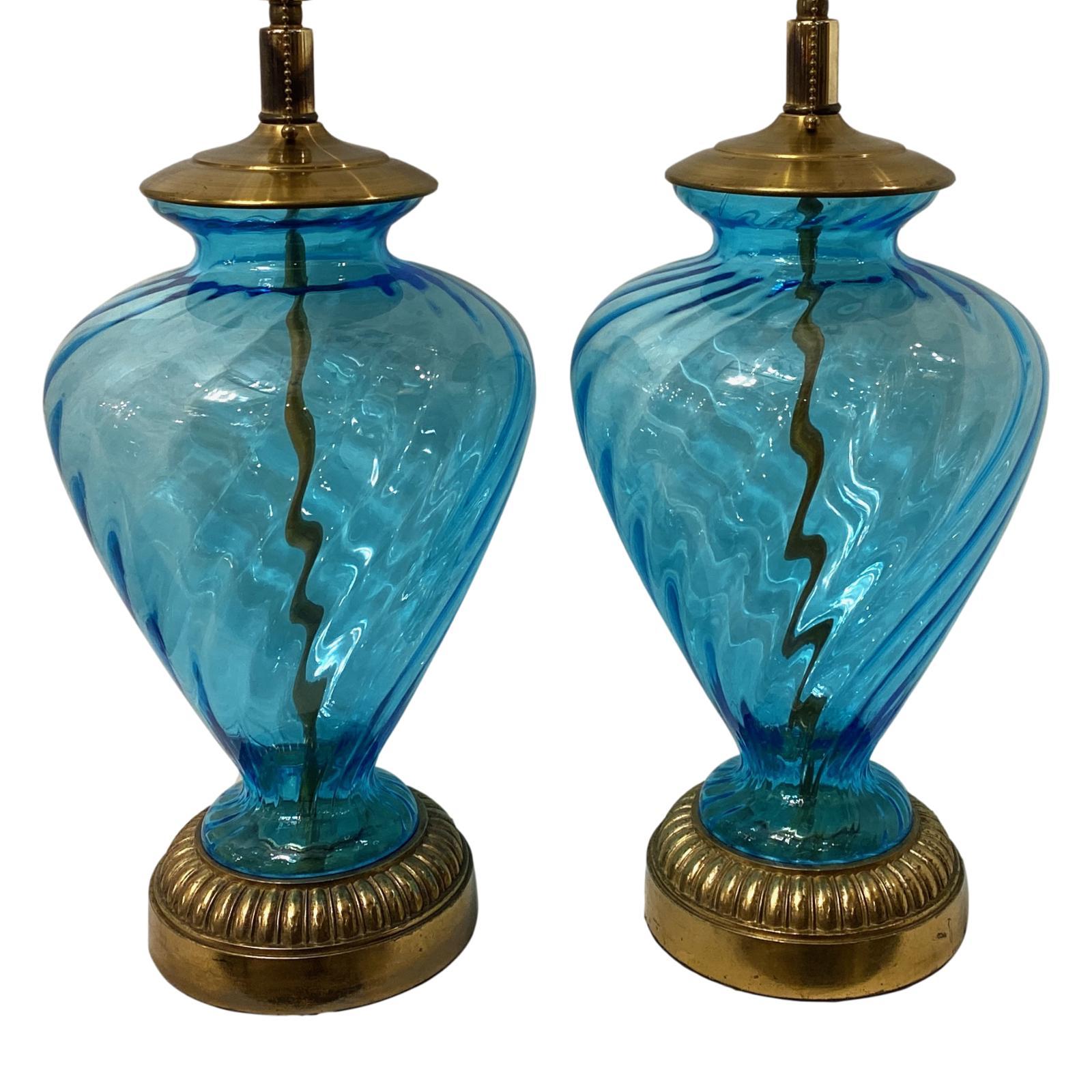 Paire de lampes de table en verre soufflé italiennes des années 1940 avec des bases en bronze.

Mesures :
Hauteur de la carrosserie 19