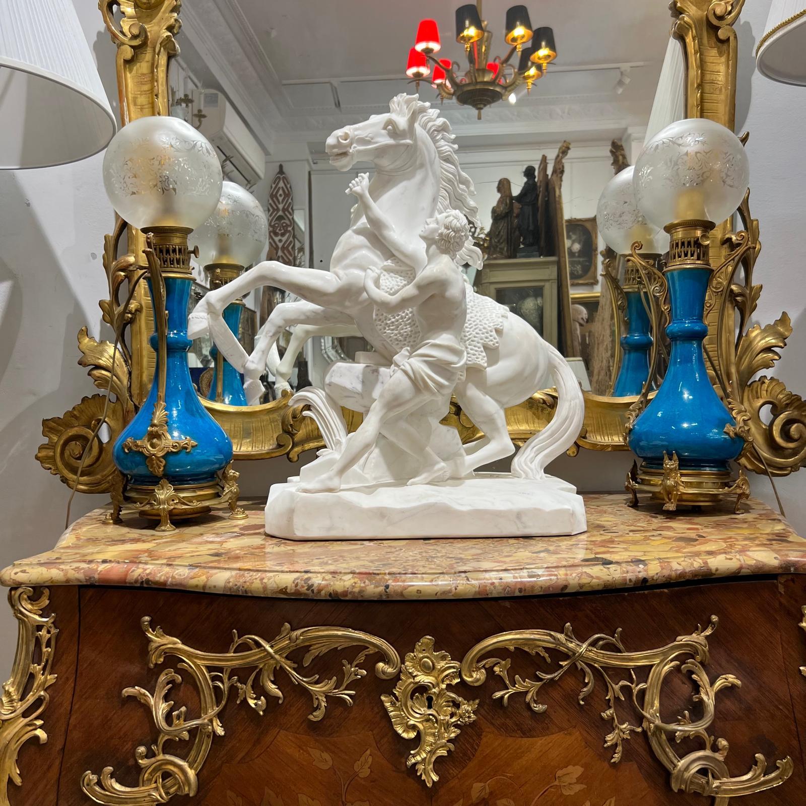 Très belle paire de lampes de style Louis XVI en forme de balustre, en céramique émaillée bleue 