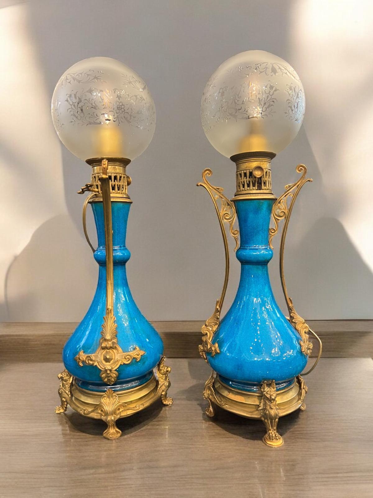 Louis XVI Paire de lampes en faïence émaillée bleue dans le style Théodore Deck, 19e siècle en vente