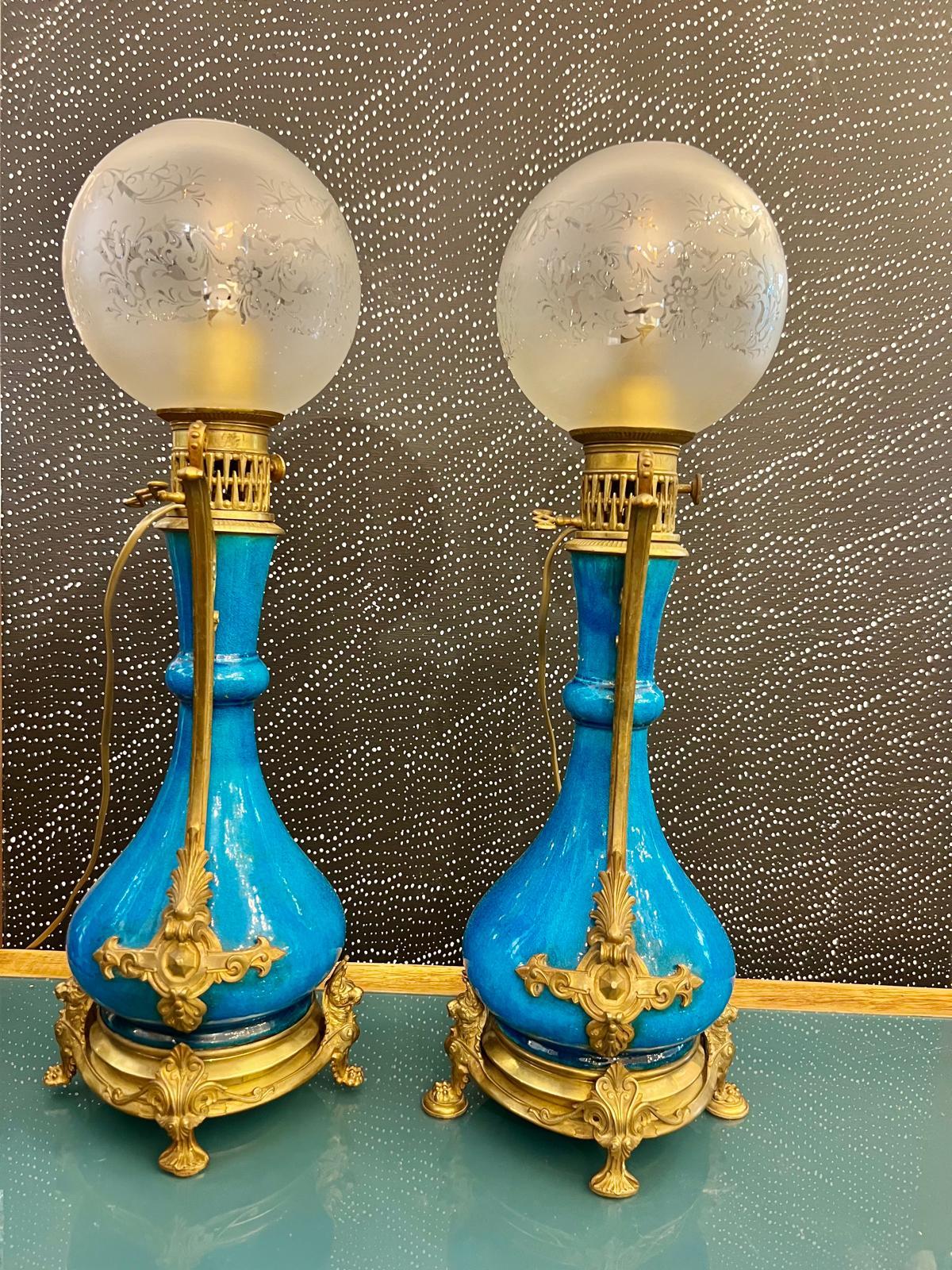 Français Paire de lampes en faïence émaillée bleue dans le style Théodore Deck, 19e siècle en vente