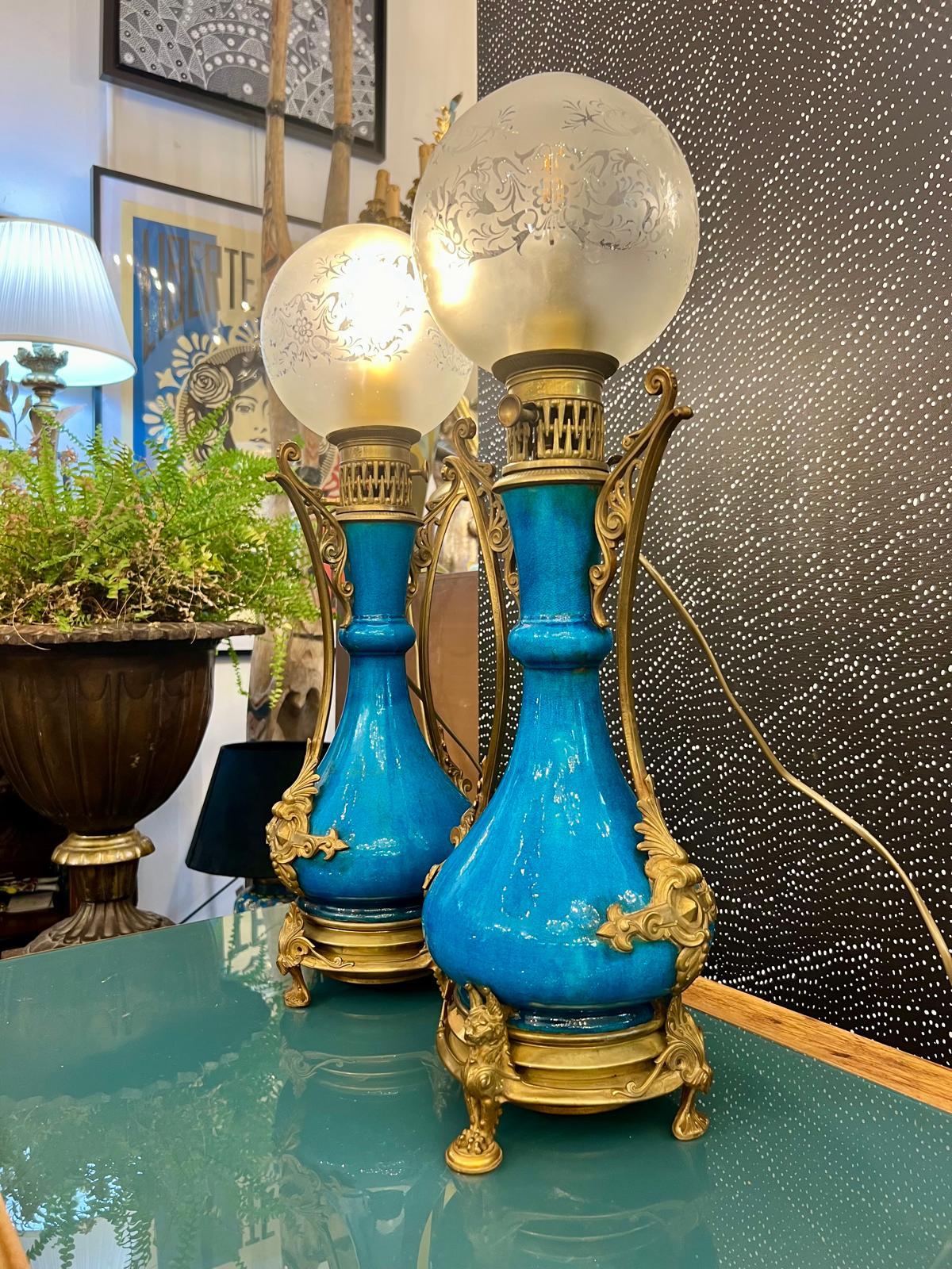 Vernissé Paire de lampes en faïence émaillée bleue dans le style Théodore Deck, 19e siècle en vente