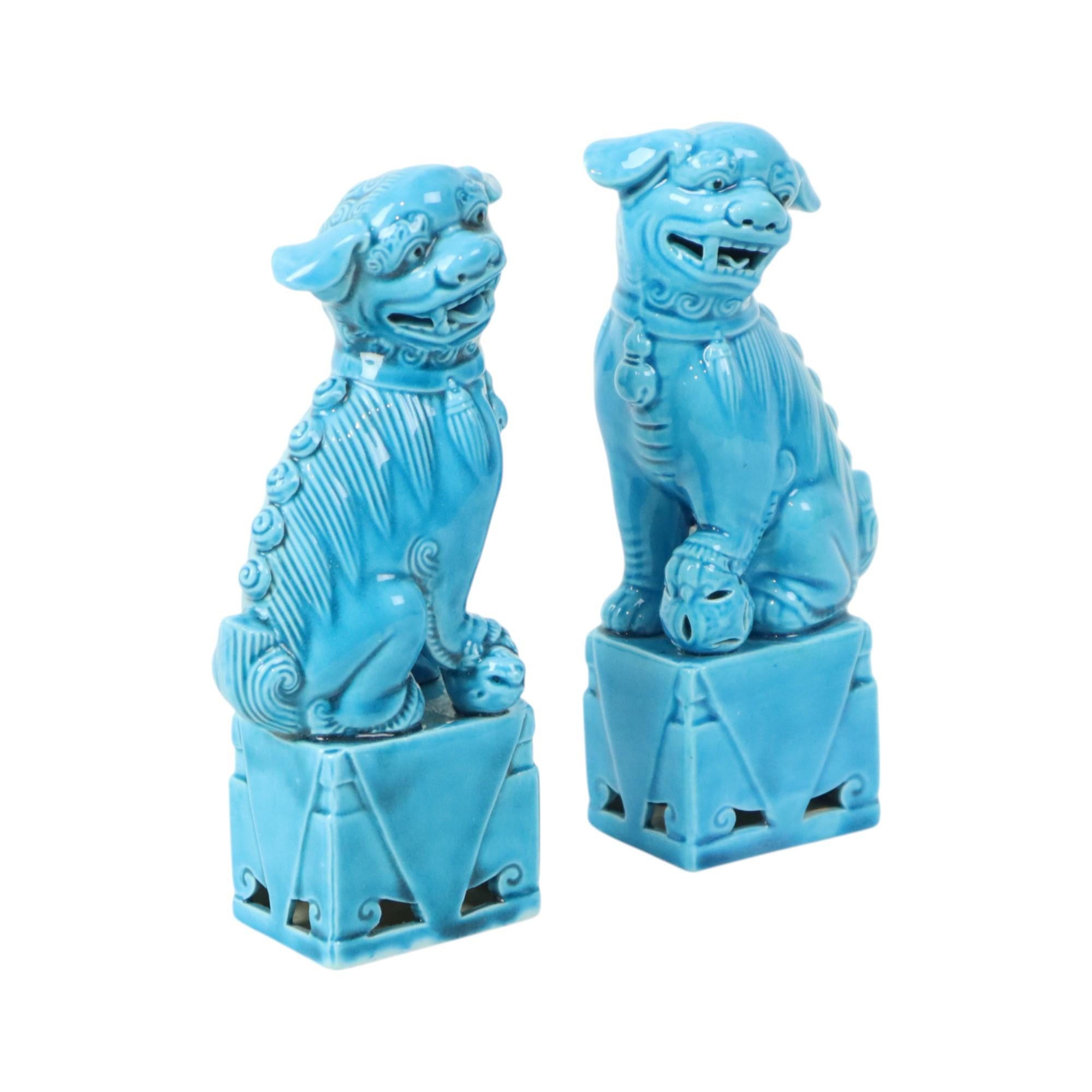 Una bellissima coppia di foo dog, leoni del tempio, statuette vintage in ceramica crepla smaltata turchese e azzurra, Cina. Una è numerata 14 sul fondo, circa a metà del XX secolo.

Queste bellissime statuette sono altamente collezionabili e sono