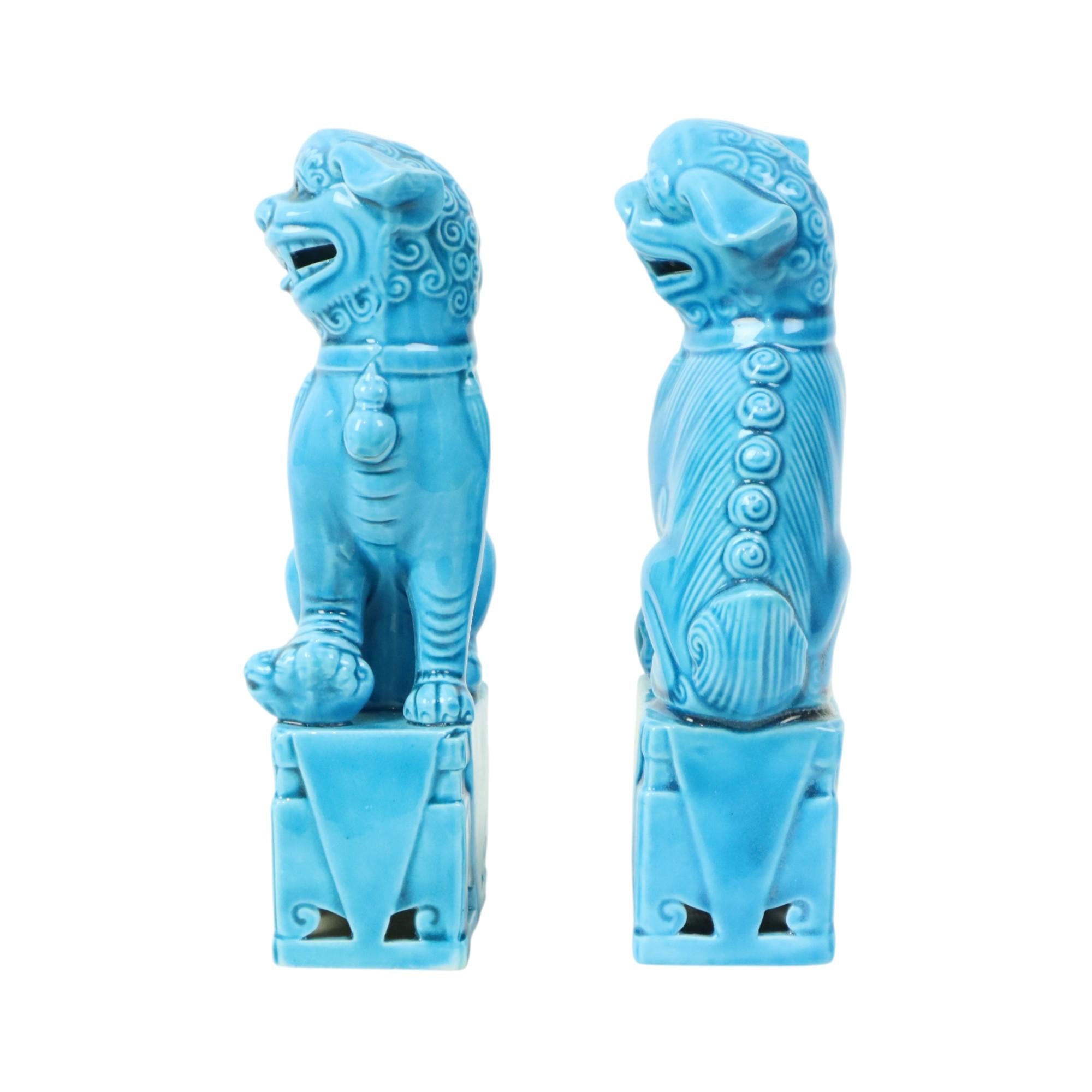 XX secolo Coppia di statuette di cane da caccia tempio leone smaltate in blu 16 cm in vendita