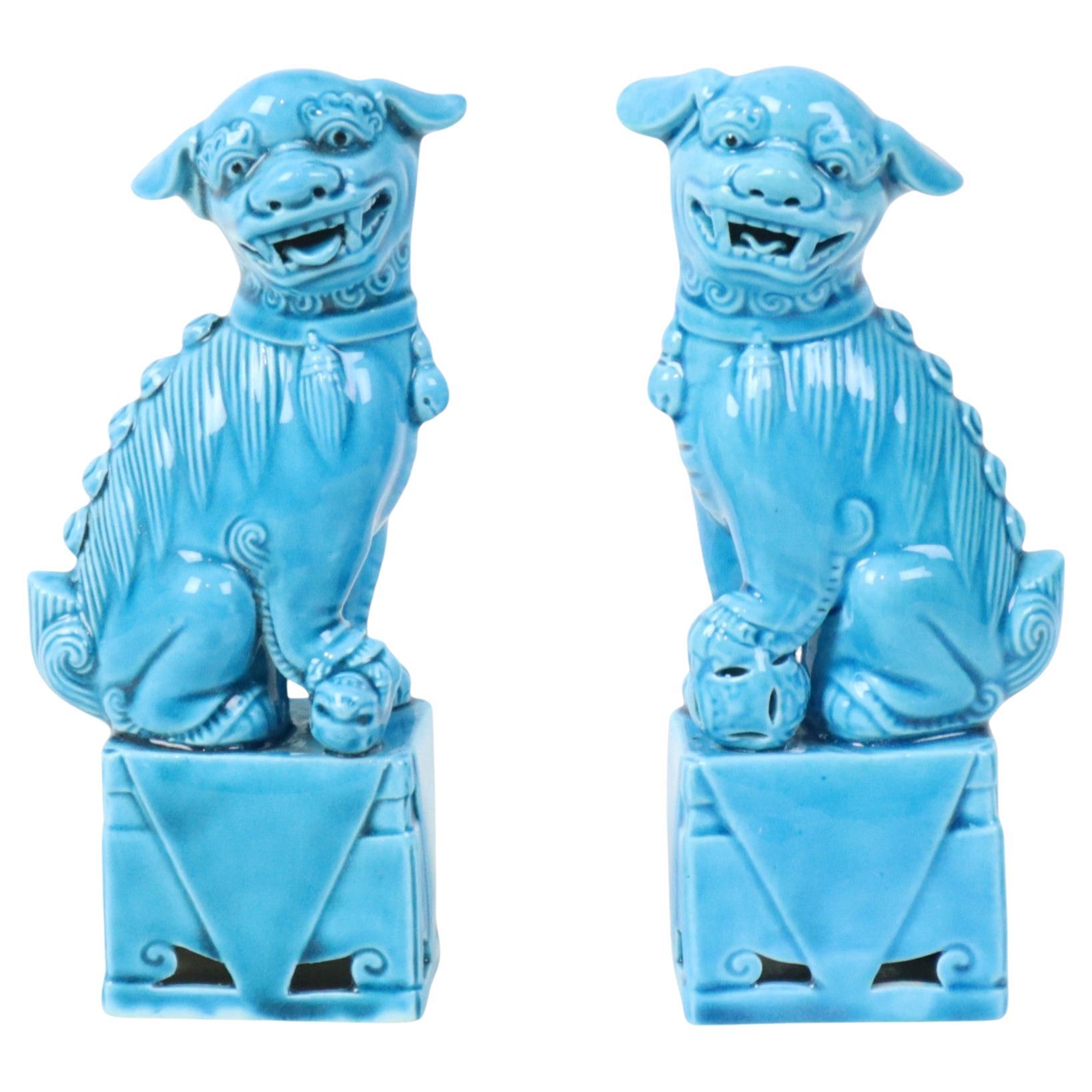 Coppia di statuette di cane da caccia tempio leone smaltate in blu 16 cm in vendita