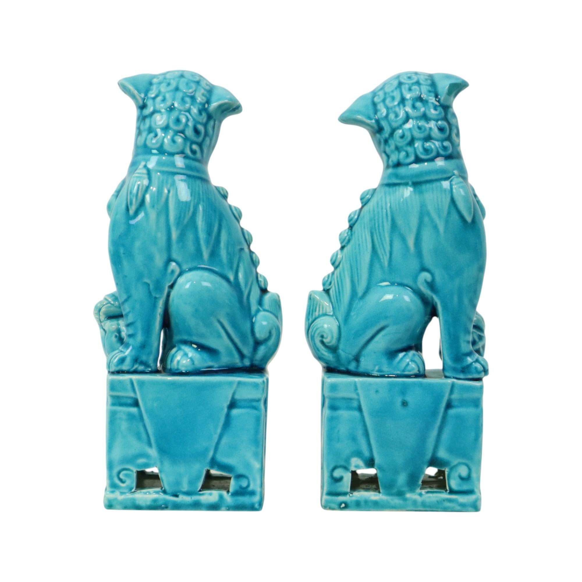 Pareja de Figuritas de León del Templo del Perro Foo esmaltadas en azul 18cm siglo XX en venta