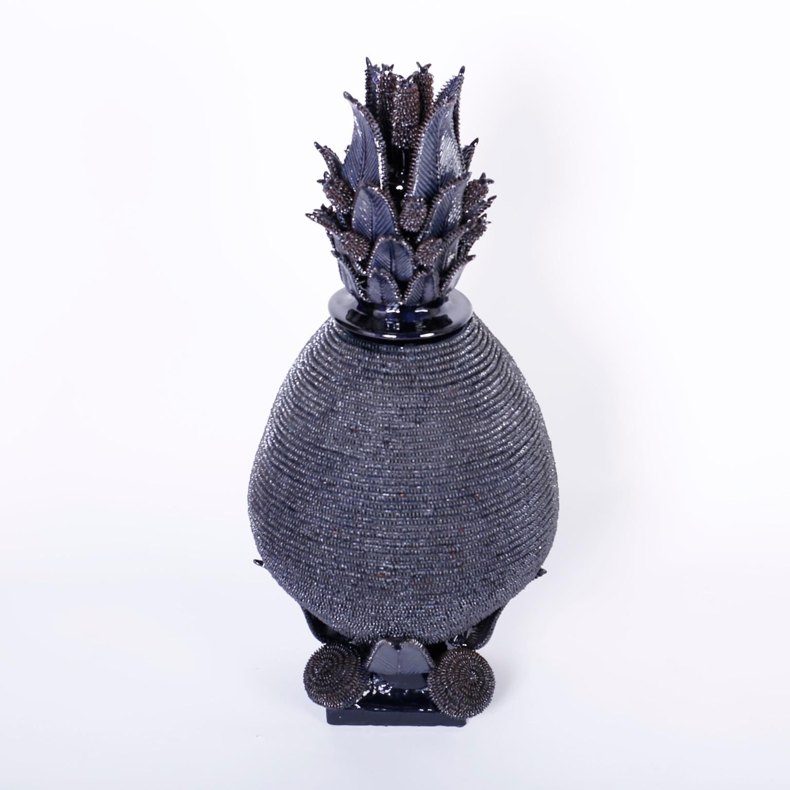 Paar blau glasierte Keramik- oder Terrakotta-Urnen mit Ananas-Deckel (Mexikanisch)