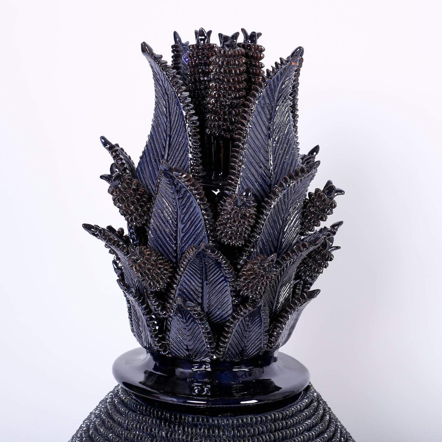 Paar blau glasierte Keramik- oder Terrakotta-Urnen mit Ananas-Deckel (Handgefertigt)