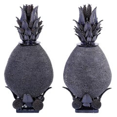 Coppia di urne con coperchio a forma di ananas in ceramica smaltata blu o in terracotta