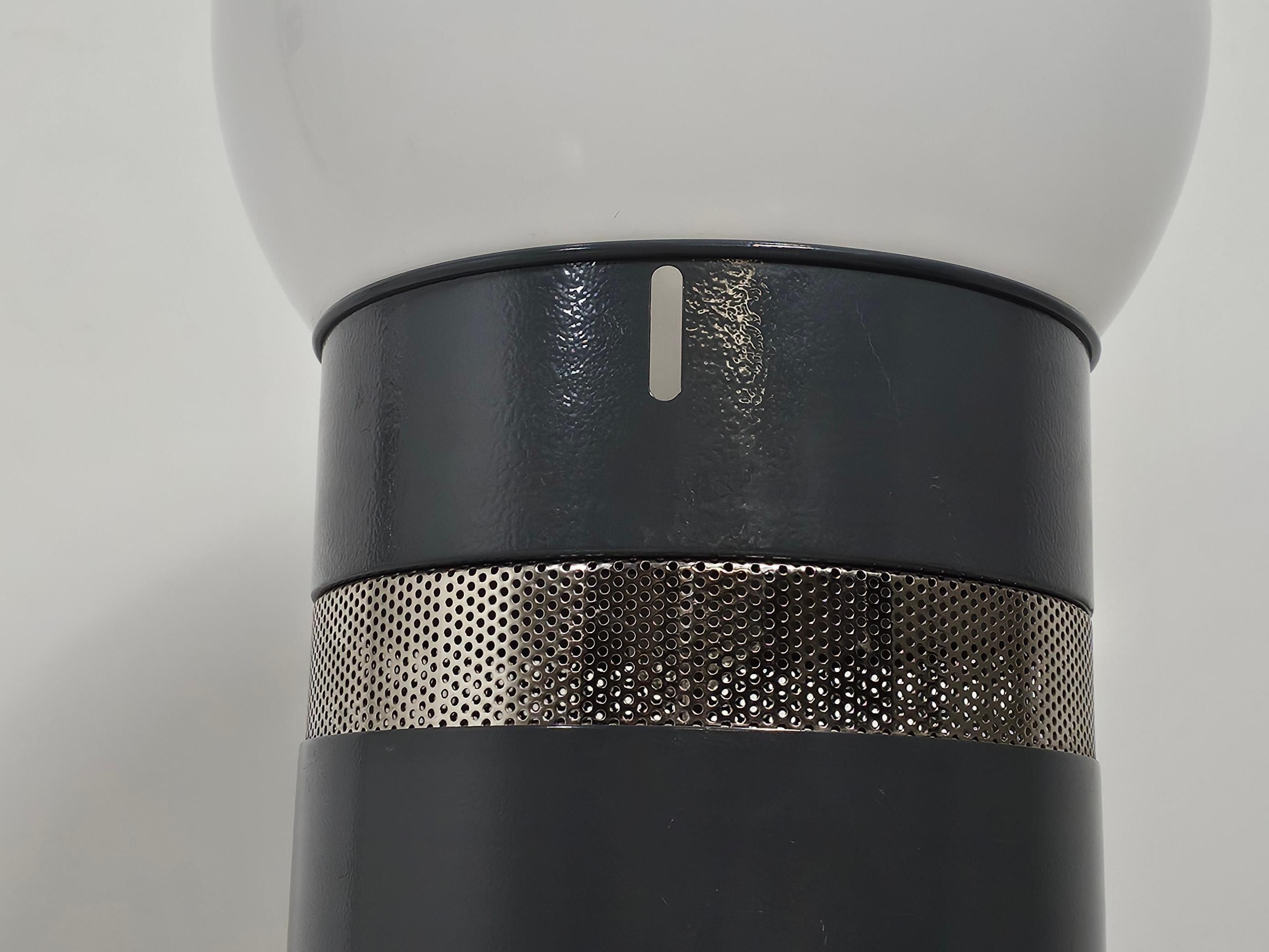 Paar blau/graue Mezzo Oracolo-Lampen von Gae Aulentnti für Artemide, 1960er Jahre im Angebot 1