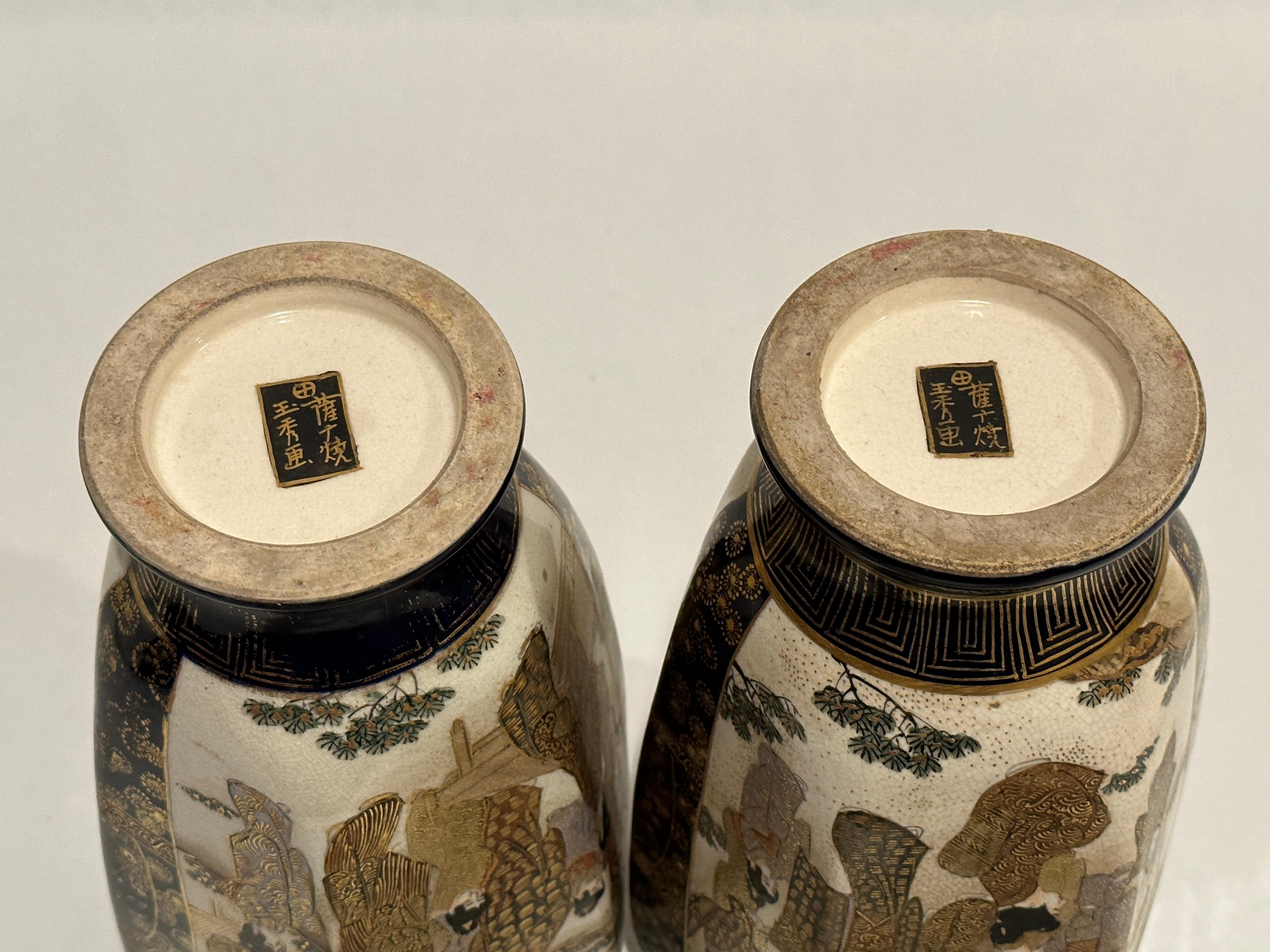 Paar japanische Satsuma-Vasen mit blauem Grund im Angebot 2