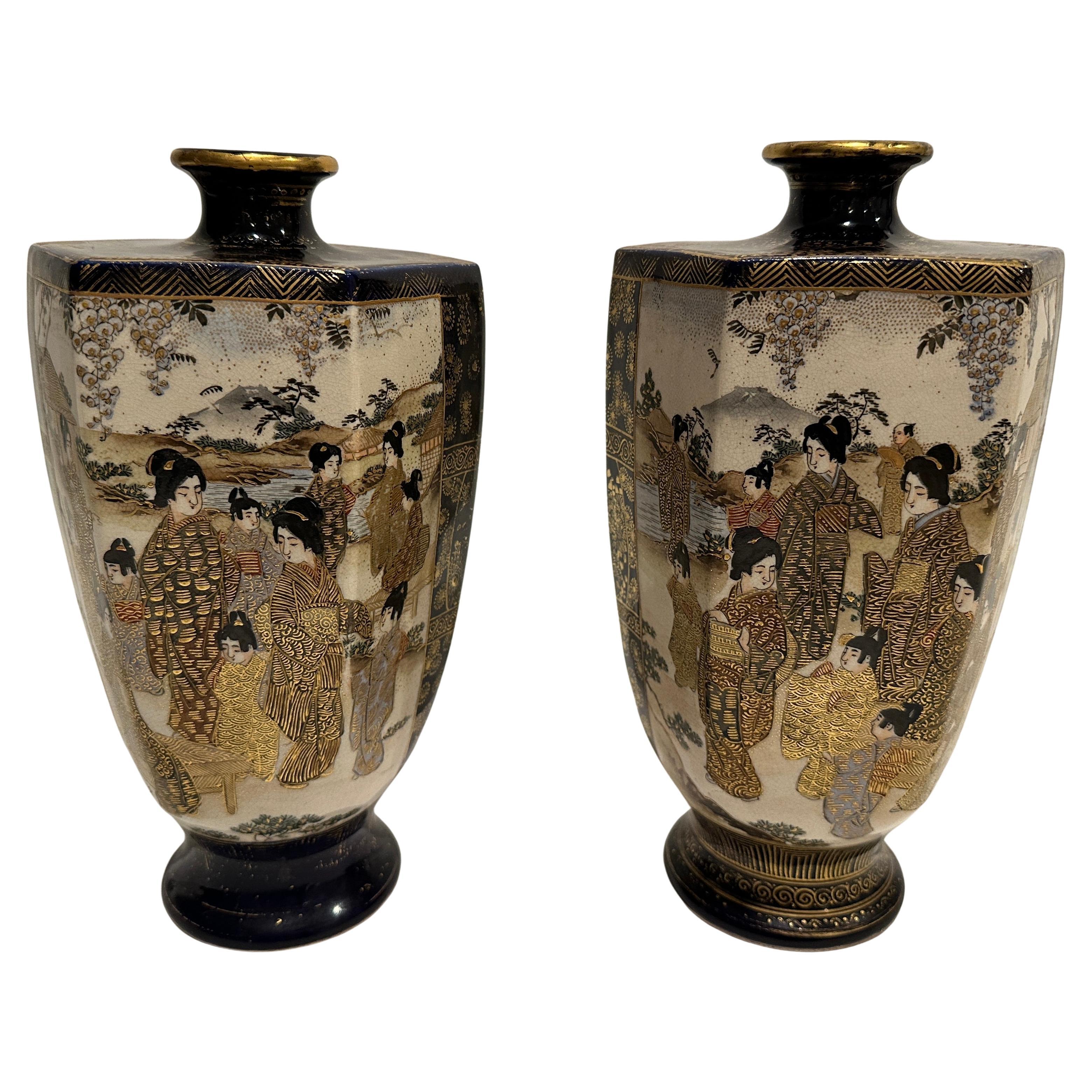 Il s'agit d'une paire de vases japonais Satsuma en faïence de très bonne qualité, magnifiquement décorés à la main et datant de la période Meiji, vers 1880. Les vases ont une forme hexagonale reposant sur un pied circulaire, avec une épaule pointue,
